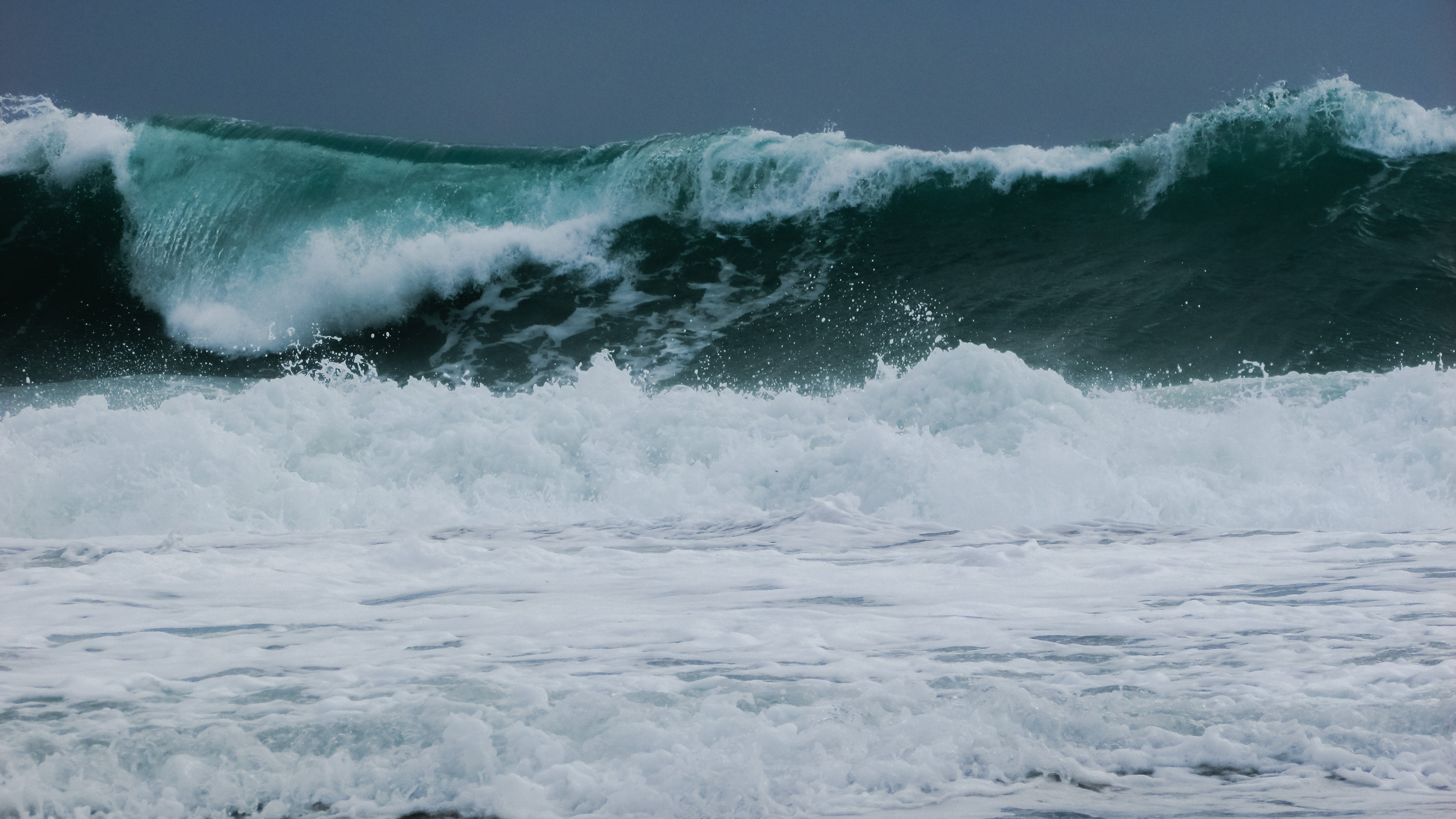 Берег океана в шторм. Тихий океан шторм. Тихий океан волны ЦУНАМИ. Море океан волны шторм ЦУНАМИ. Огромные волны.
