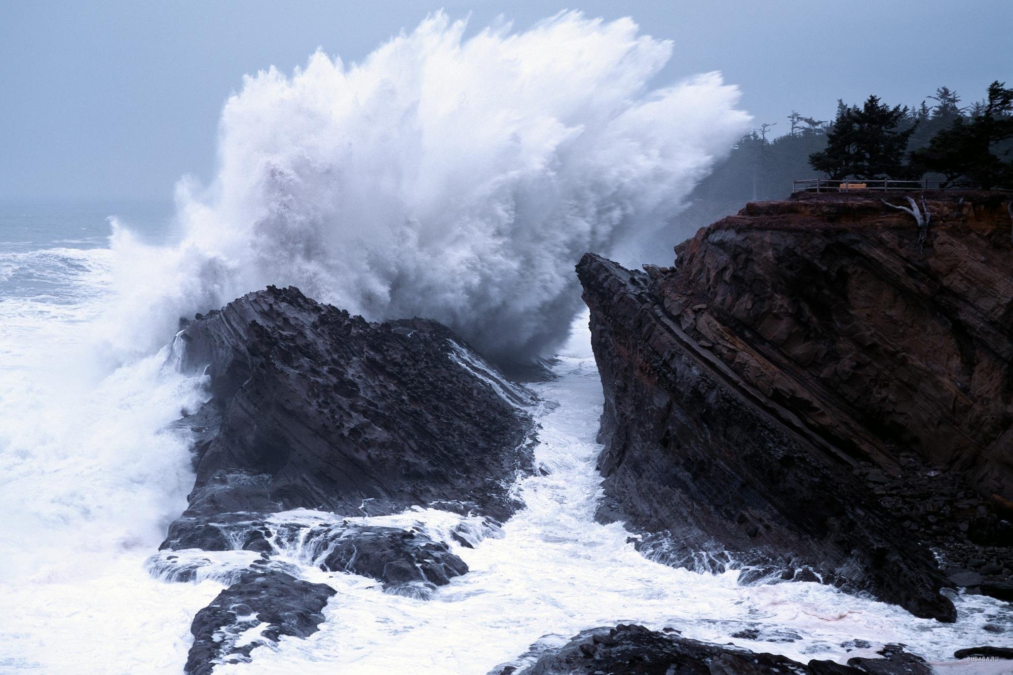 Разбиваются о берег. Тенерифе шторм. Волновая абразия. Атлантический океан шторм. "Волна и скала" (1897).
