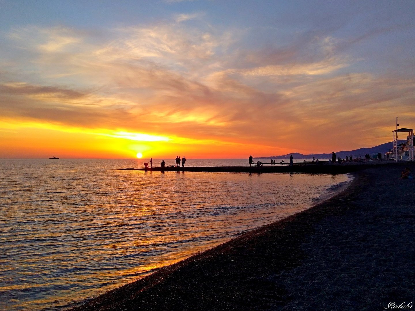 Адлер море. Черное море Адлер набережная. Море черное море Адлер. Сочи Адлер закат. Вечернее чёрное море Сочи Адлер.