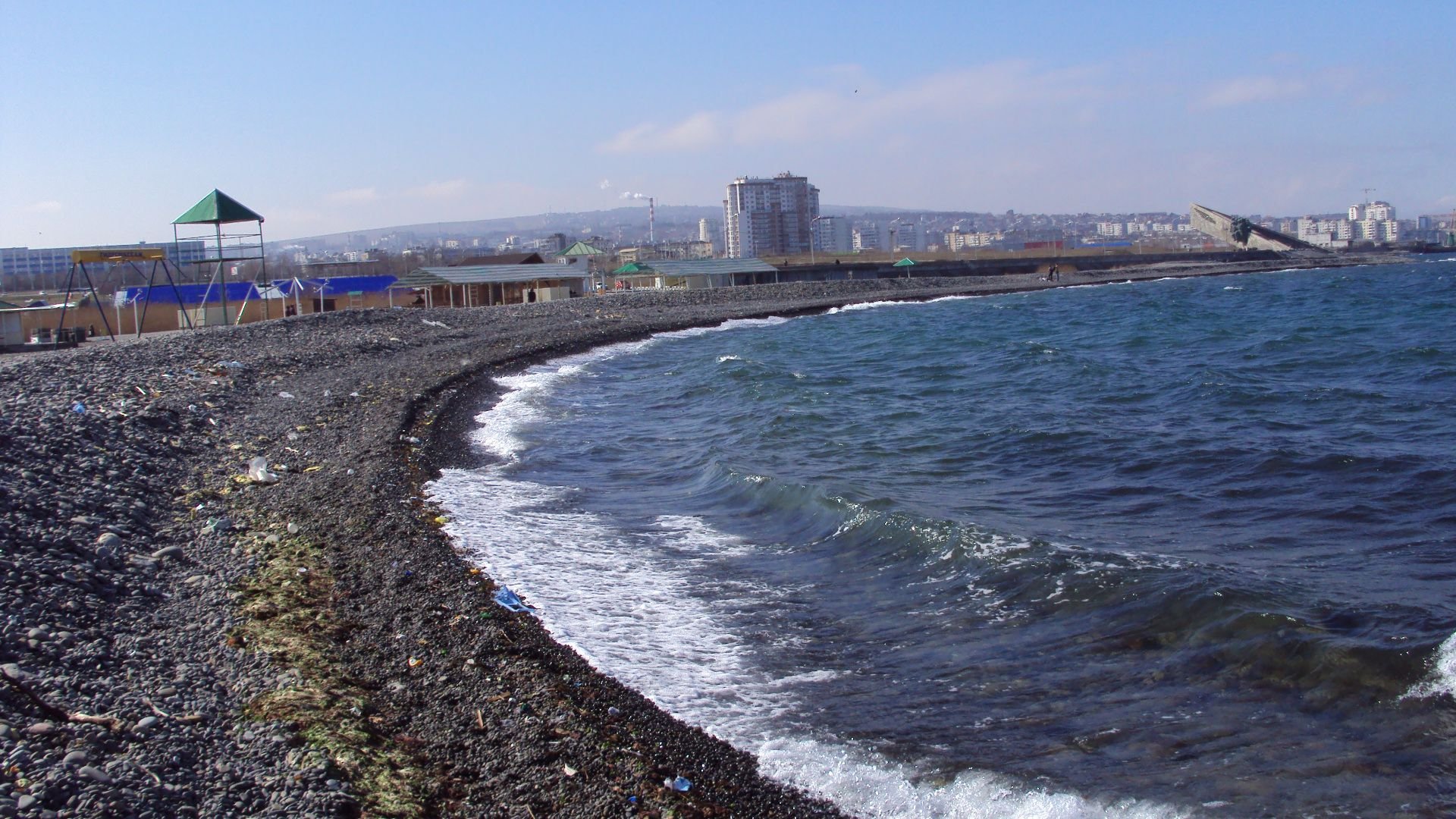 Температура моря в новороссийске сегодня сейчас. Черное море Новороссийск. Берег черного моря Новороссийск. Новороссийск / Novorossiysk море. Черное море горы Новороссийск.