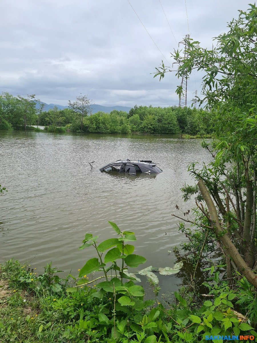 Машина в реке