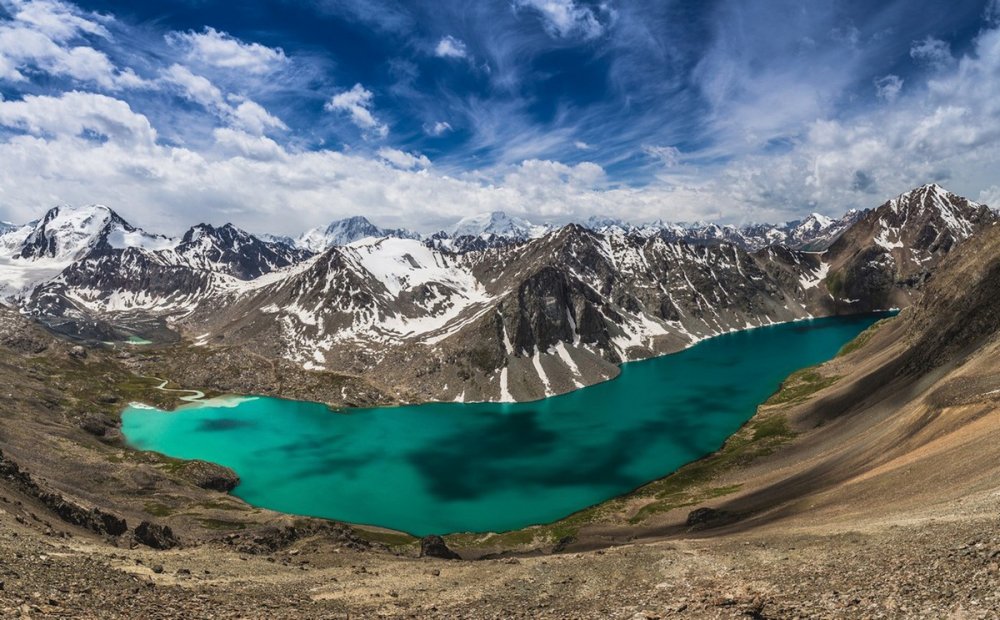 Горы и озеро Иссык-Куль