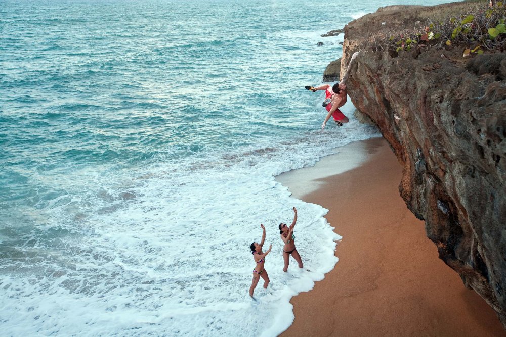 Пляж закрытый скалами Пуэрто Рико
