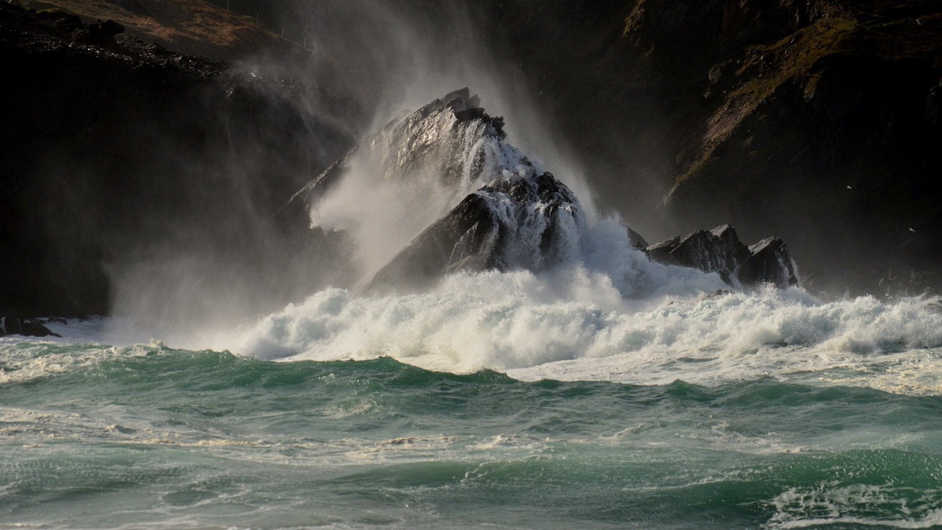 Природа шторма. Атлантический океан шторм. Чёрное море шторм волны скалы. Море Утес шторм. Океан буря шторм.