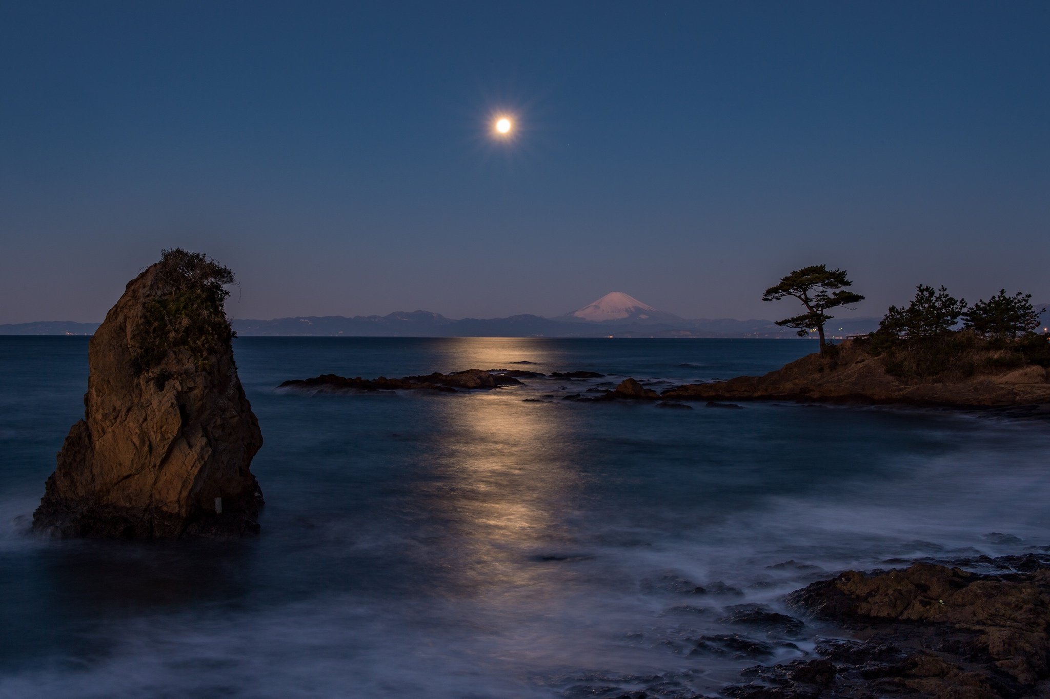 Ночь у береша. Ночное море. Лунная ночь. Ночь в море. Пейзаж ночного моря.