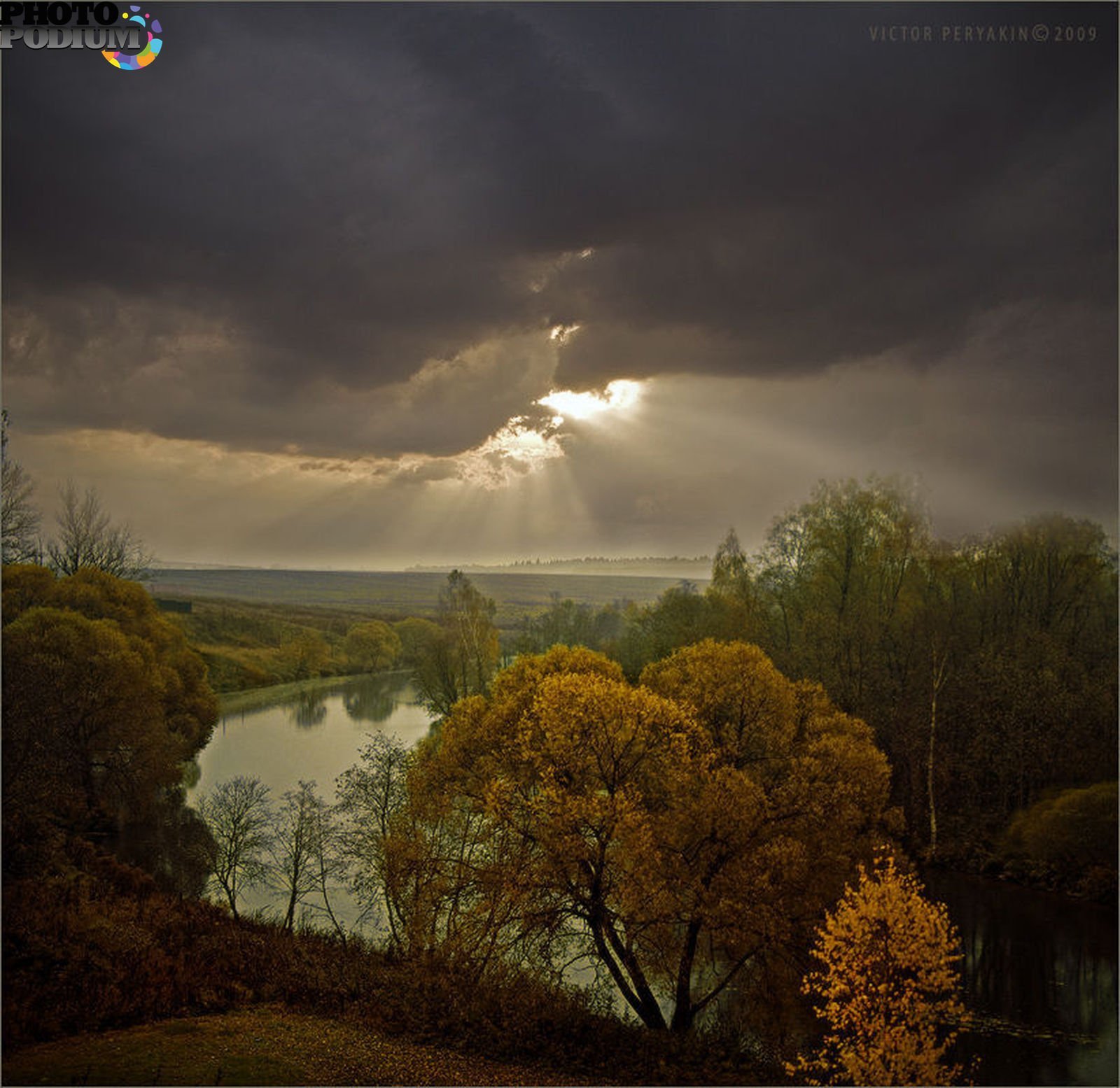 Осенний перед. Осенняя гроза. Осень тучи. Осень гроза. Гроза осенью.