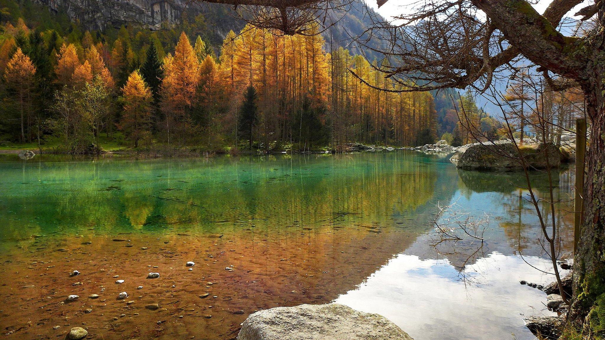 Природа без цензуры. Озеро осенью. Осеннее озеро. Осень озеро. Осеннее озеро в горах.
