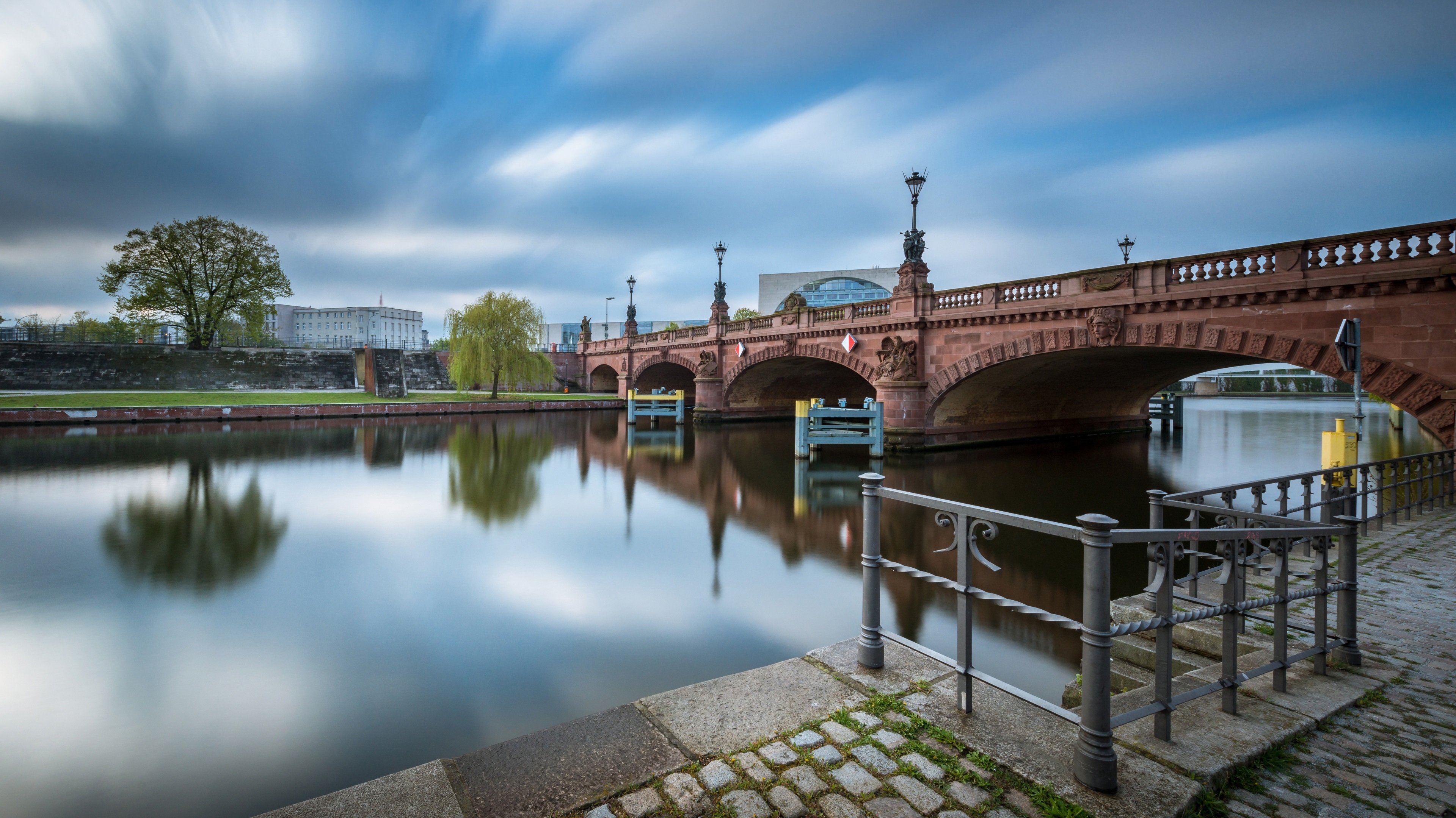 На какой реке берлин. Berlin река Spree. Река Шпрее Германия. Мост Мольтке Берлин. Берлин Шпрее.