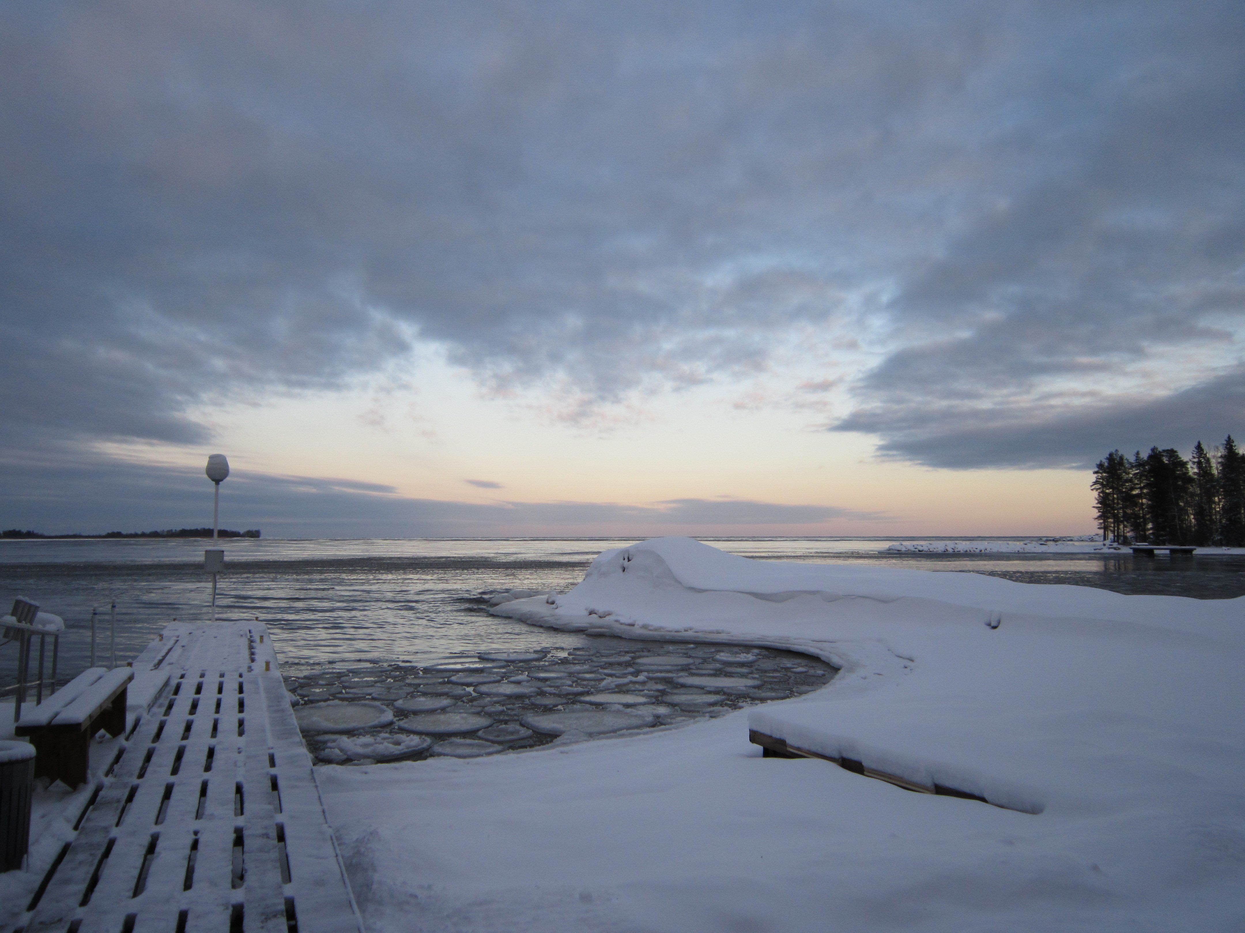 Онега зимой. Онежское озеро Петрозаводск Карелия. Онежское озеро Петрозаводск зима. Онежское озеро зимой. Серебро Онеги Карелия.