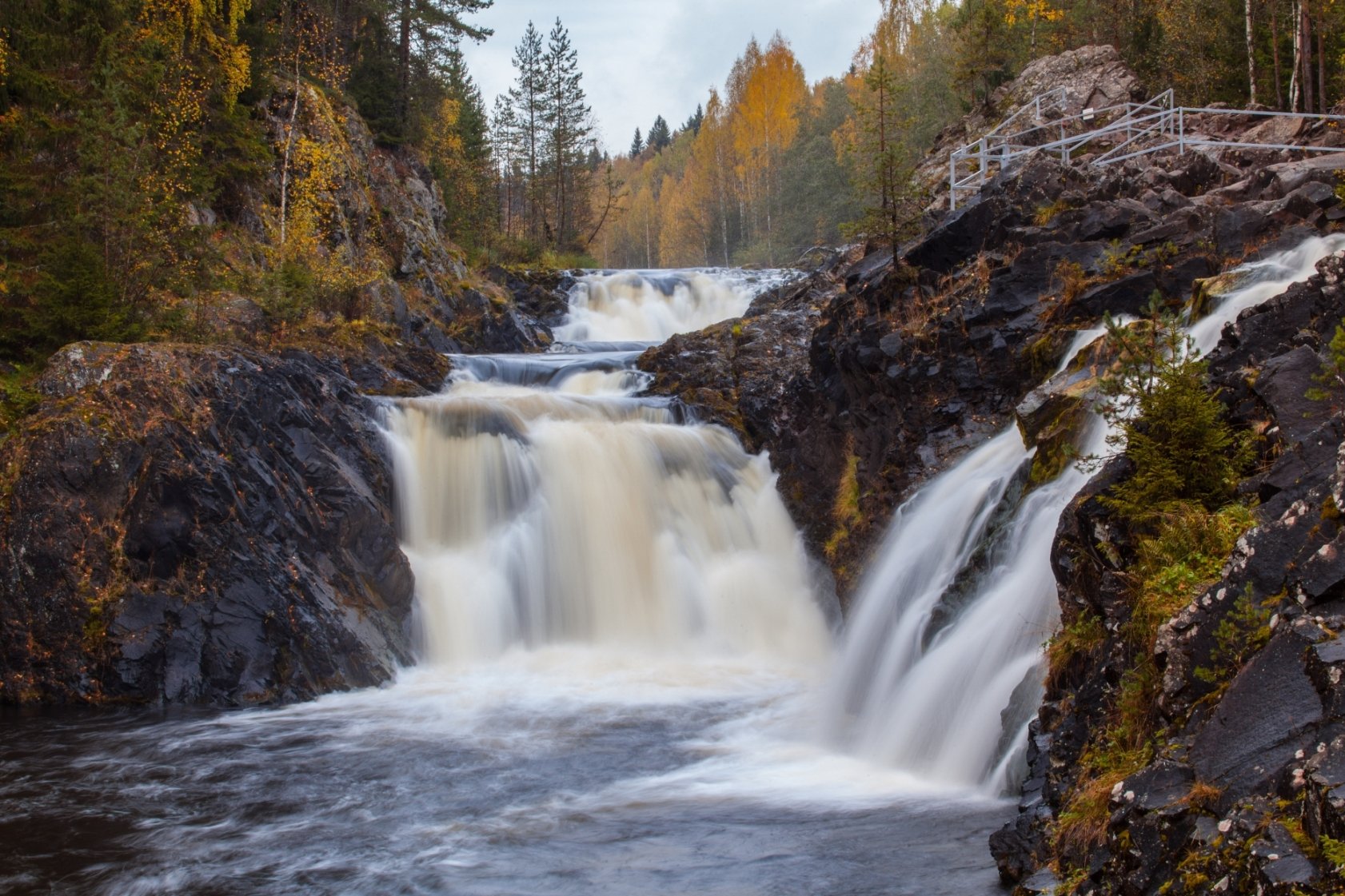 Равнинный водопад в Карелии