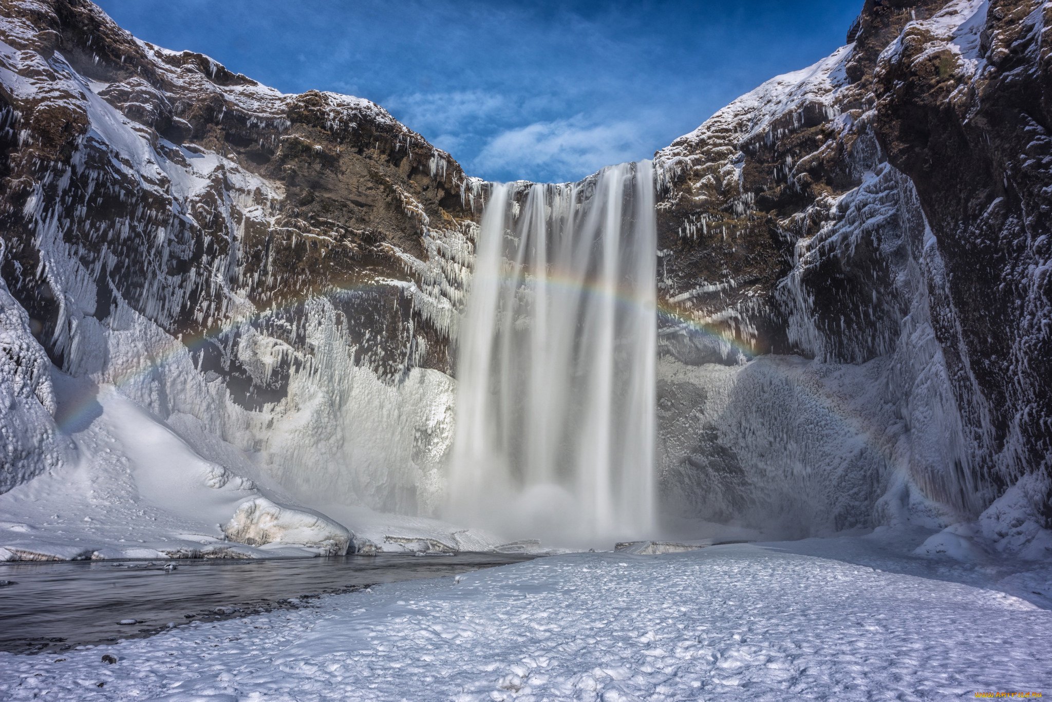 Зима фото водопад. Водопад Скоугафосс. Водопад Годафосс, Исландия. Skogafoss Исландия зимой. Гегский водопад зимой.