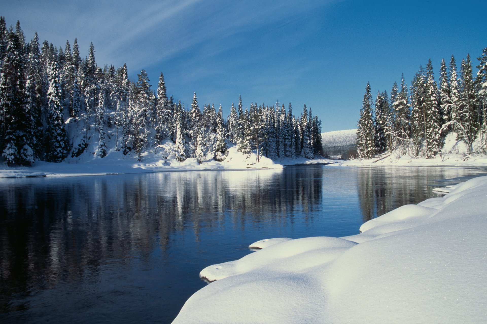 Новый год в озерах. Озеро Карелия зима. Озеро в Карелии зимой. Природа Карелии зима. Красивая зима.