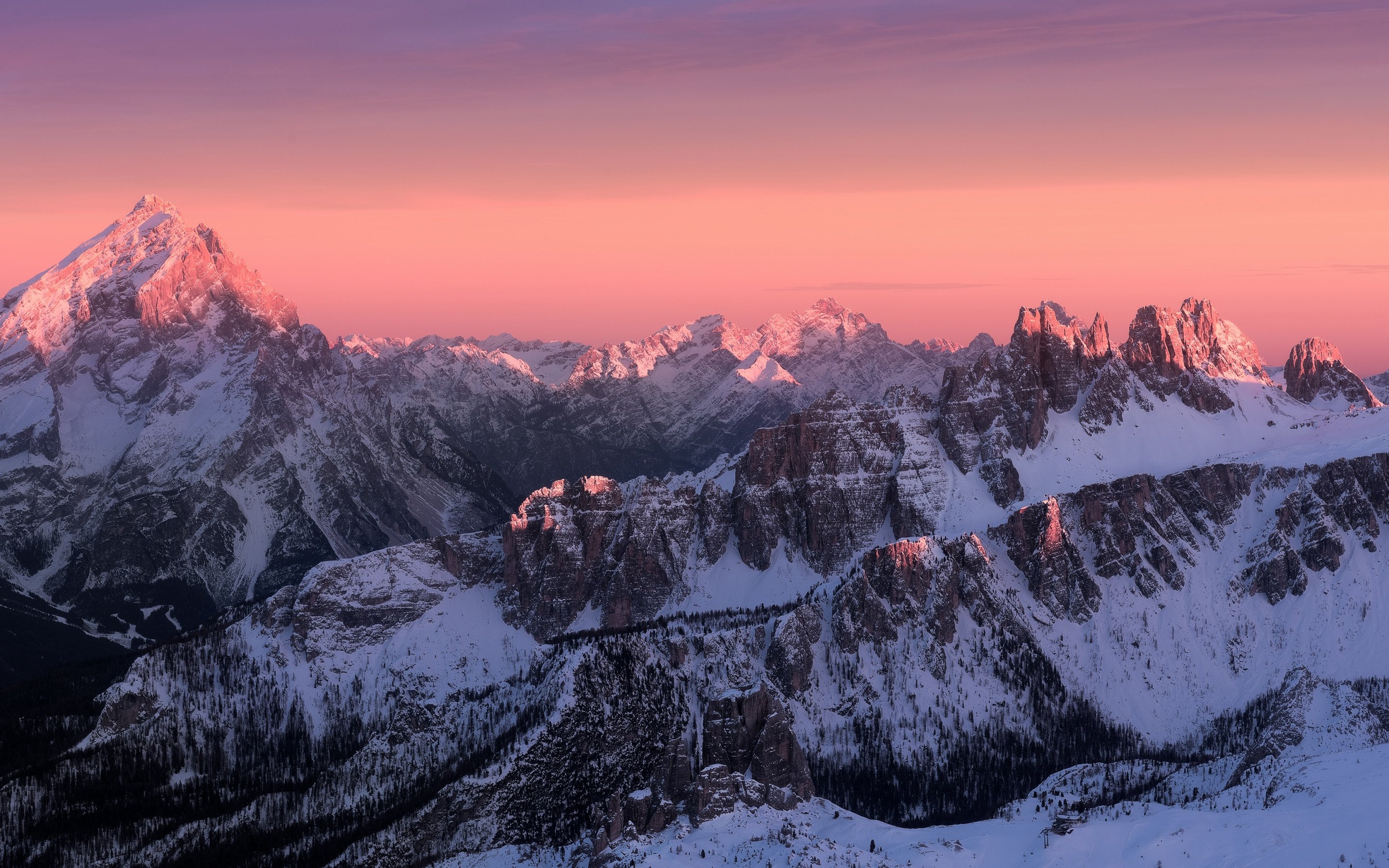 The tops of the mountains with snow. Доломитовые Альпы 4к. Доломитовые Альпы вершины закат. Доломитовые Альпы склоны. Доломитовые Альпы зимой.