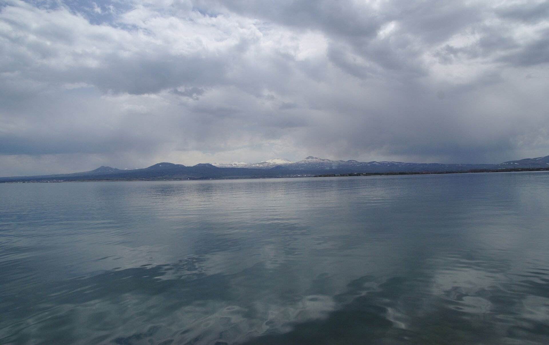 Температура озера севан. Озеро Севан. Озеро Севан 2. Озеро Севан Севанаванк. Севан озеро Лагуна.