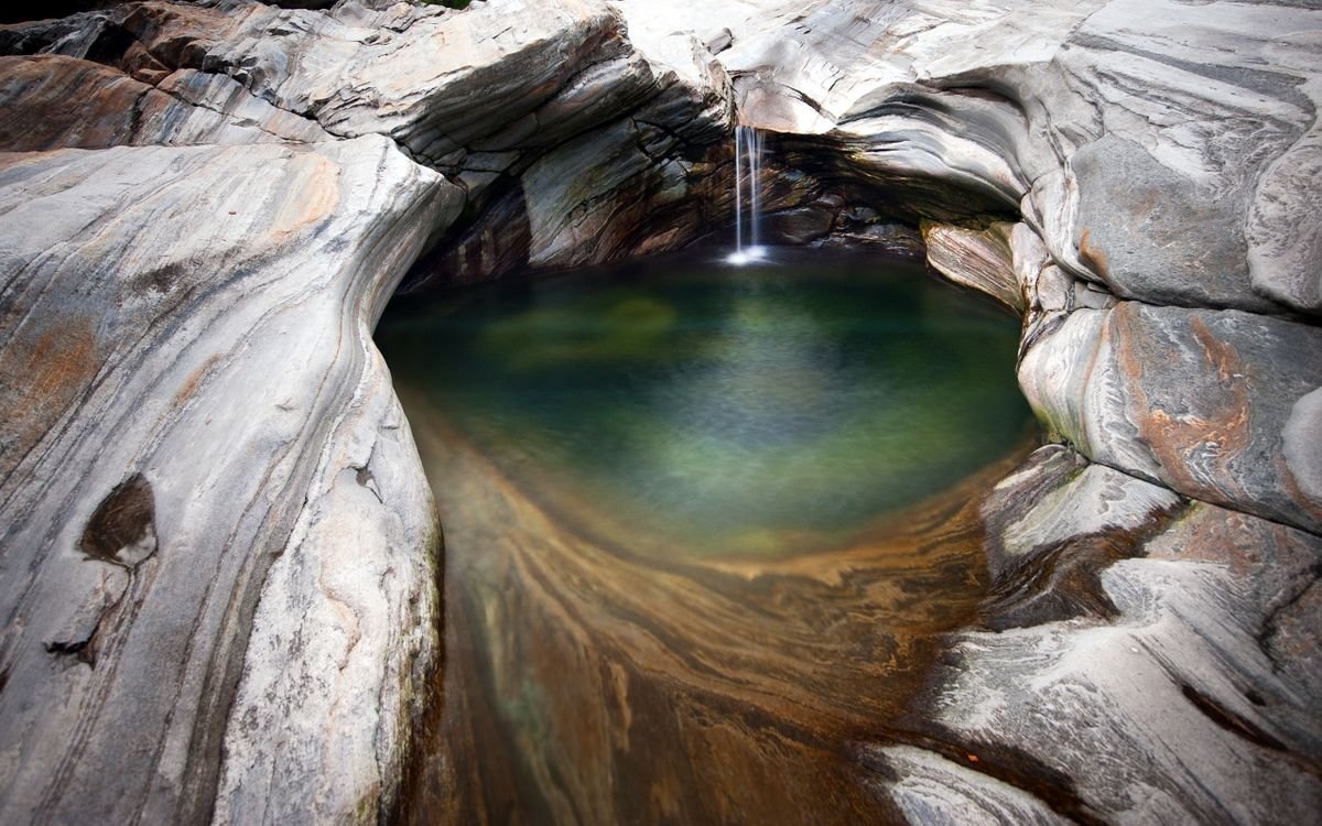 Вода в подземных реках и озерах. Минеральные подземные воды. Минеральные воды подземное озеро. Подземные реки и озера. Источник в пещере.