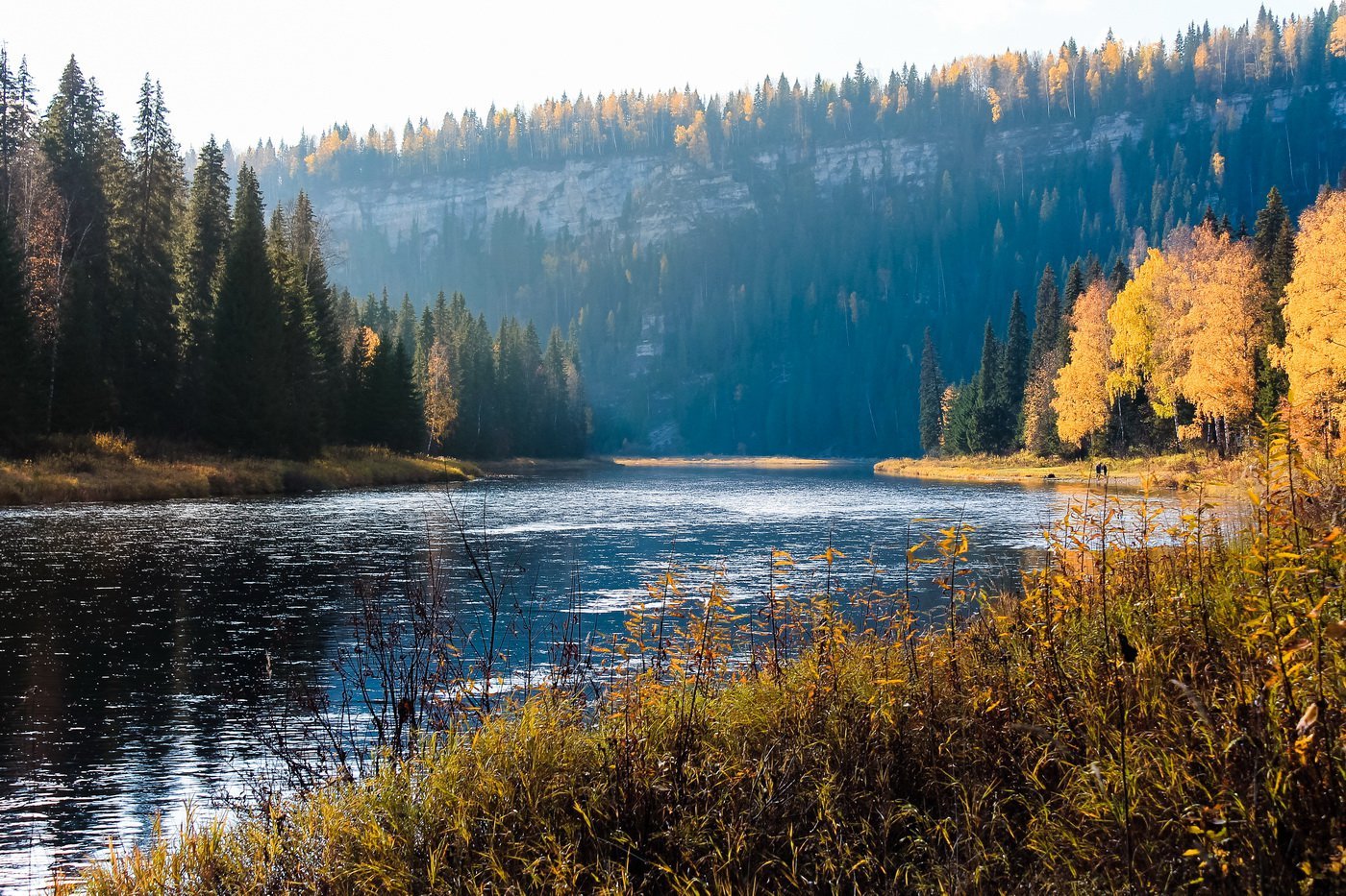 Урал природа. Урал осень Усьва. Усьва Пермский край осень. Осень Урал Пермский край. Река Усьва осень.