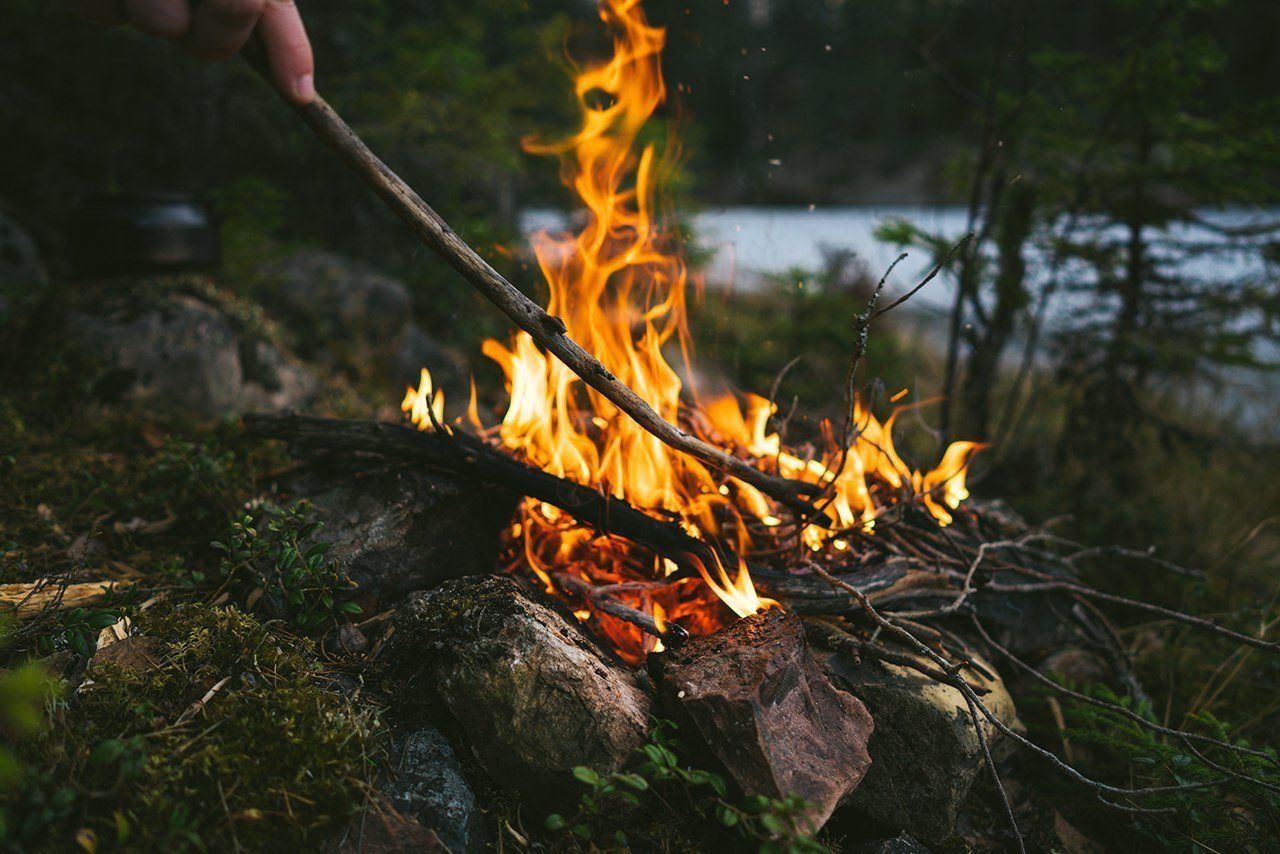 Пикник ты вся из огня. Костер в лесу. Костер картинка. Осенний костер. Пламя в природе.