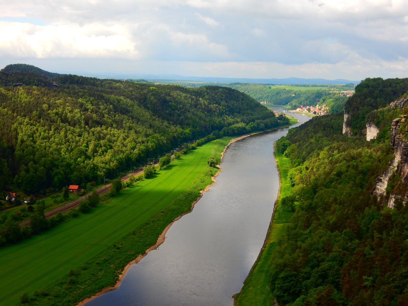 Река в германии приток мозеля. Река Эльба в Германии. Река Эльба Чехия. Река Эльба Саксония. Нижняя Саксония река Эльбе.