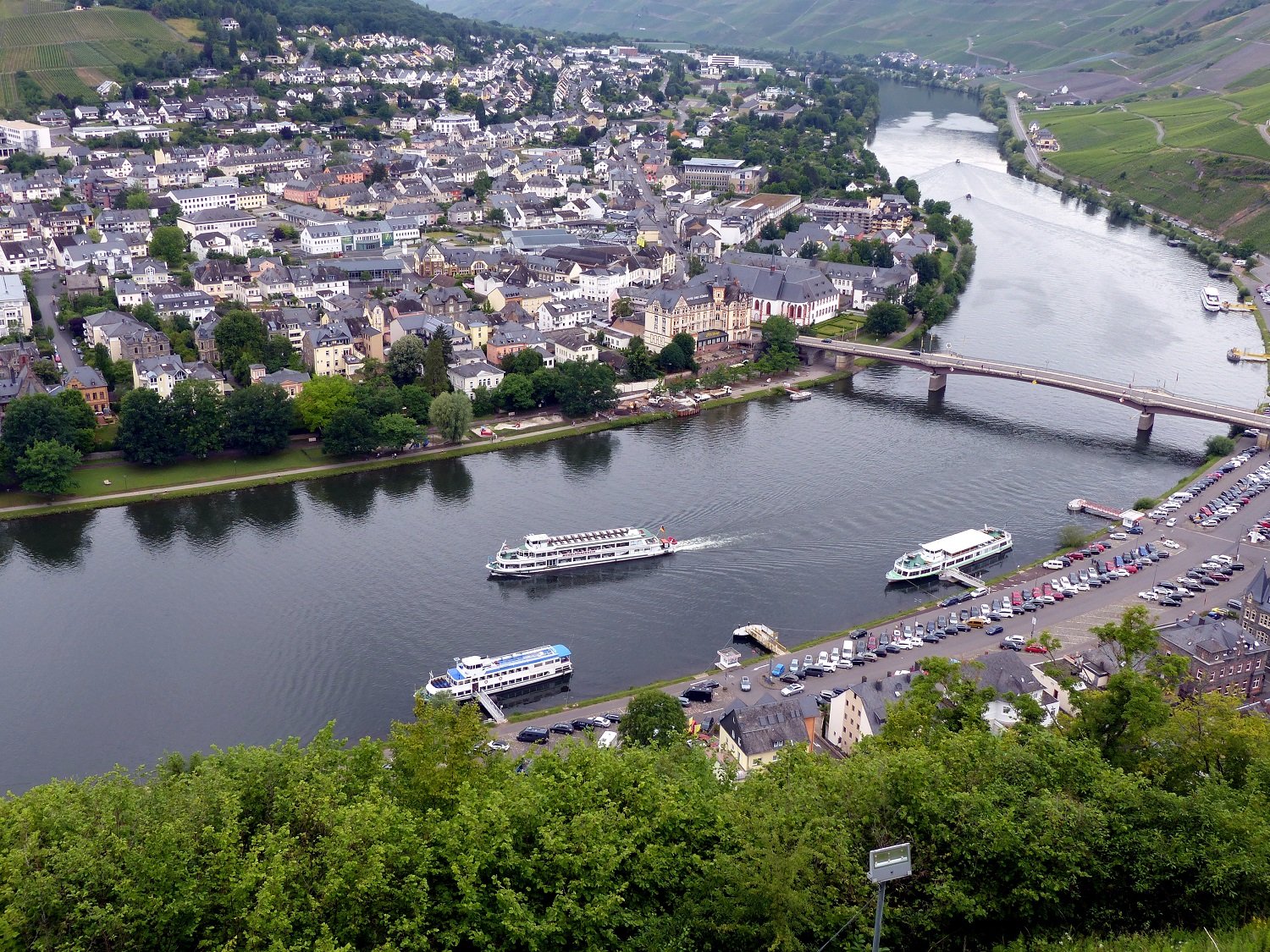 Приток мозеля. Река Мозель Люксембург. Долина Мозеля Люксембург. Река Мозель в Германии. Река Рейн в Германии.