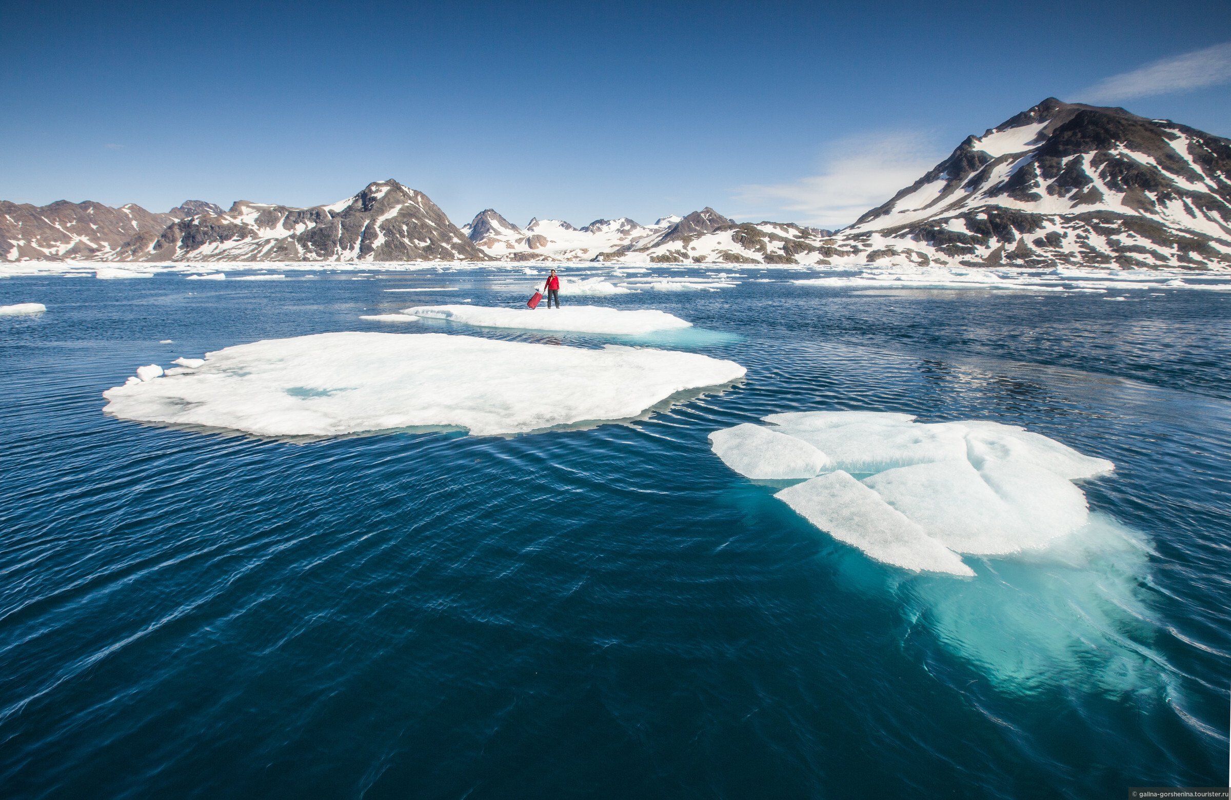 Крупнейшее антарктическое. Подледное озеро в Антарктиде. Озеро Восток в Антарктиде. Озеро Восток озёра Антарктиды. Ледяной каньон Гренландия.