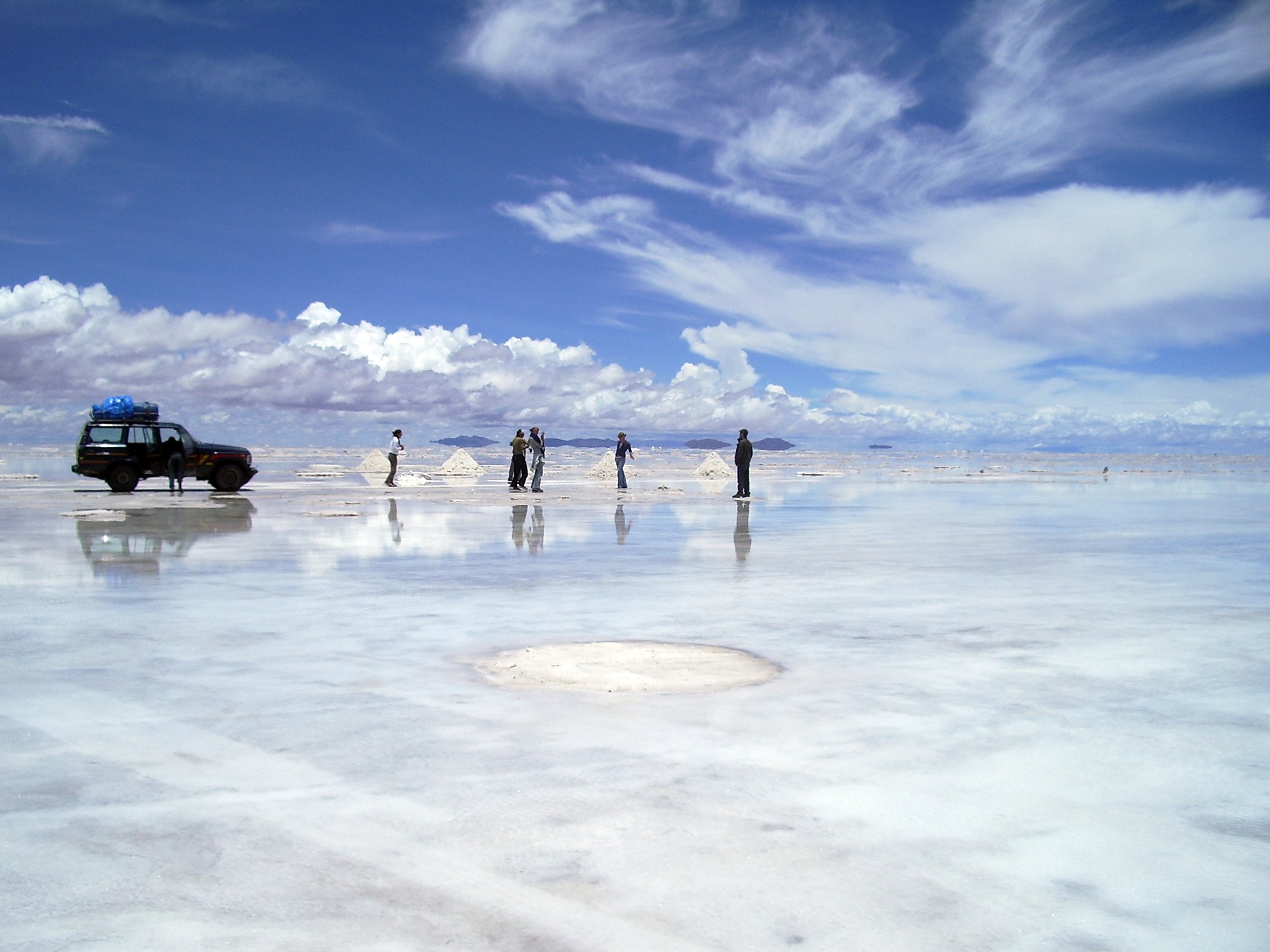 Озеро в боливии. Озеро Салар-де-Уюни, Боливия. Солончак Салар-де-Уюни, Боливия. Salar da uyani Bolivia. Озеро Уюни в Боливии.