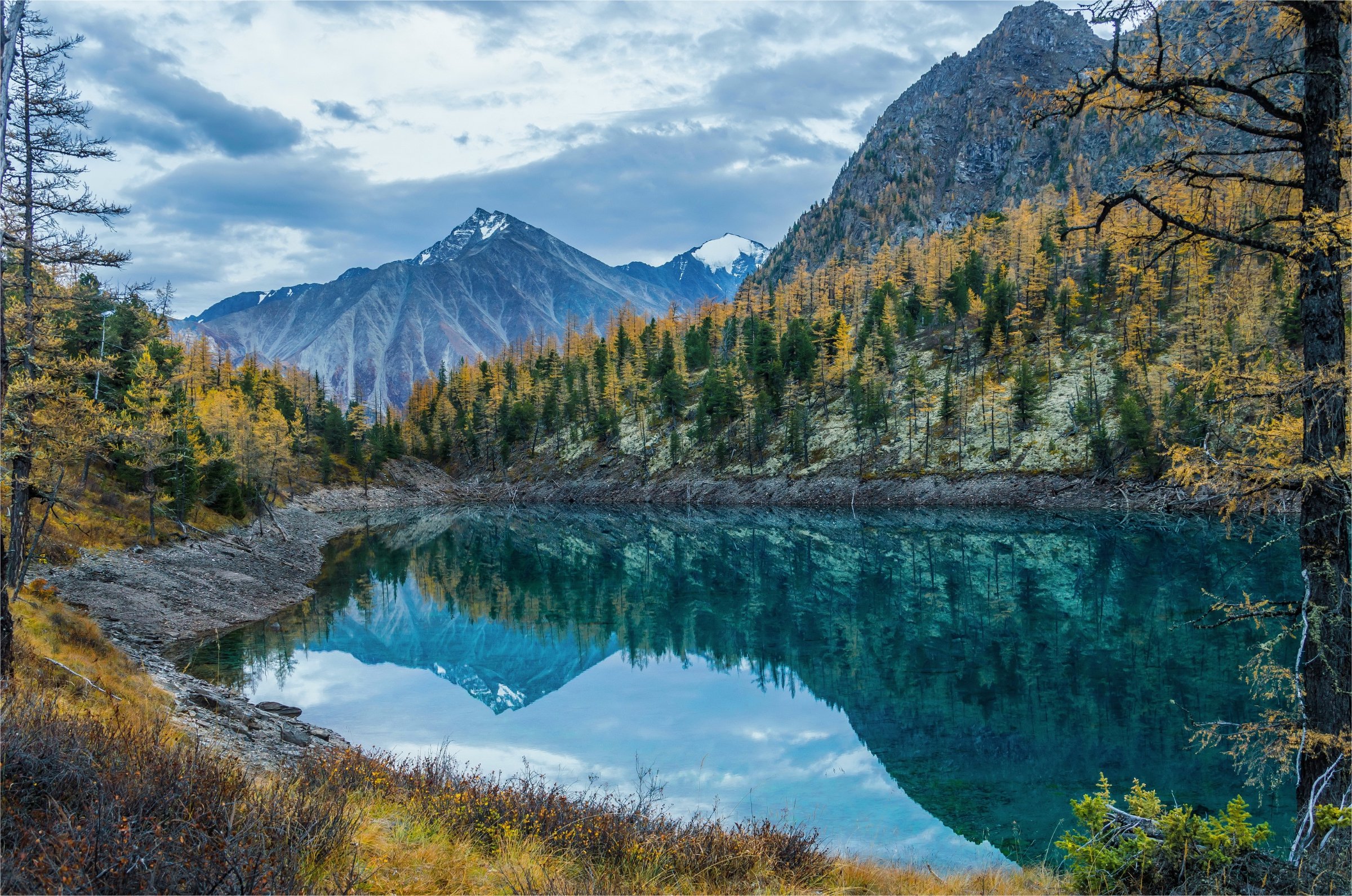 Озеро в горном алтае название. Озеро Аскат горный Алтай. Голубые озера Алтай. Аскатские голубые озера горный Алтай. Голубые озера Алтай Чемал.