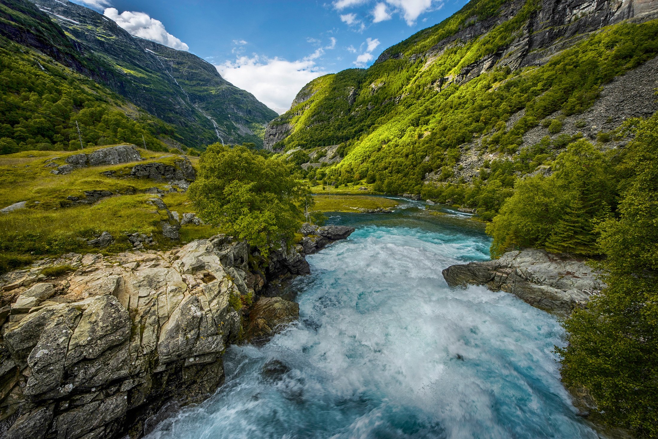 True river. Река Логен в Норвегии. Горный ручей Норвегия. Река Фьорд. Ущелье в Норвегии.