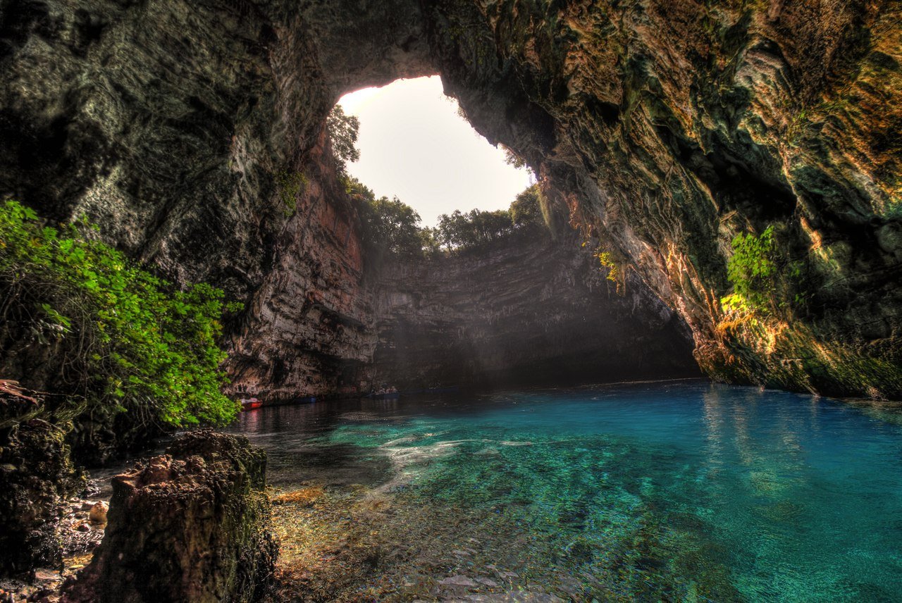 Озера планеты. Пещерное озеро Мелиссани в Греции. Пещера Мелиссани, Кефалония. Пещера Мелиссани, Кефалония, Греция. Пещерное озеро Мелиссани (о. Кефалония).