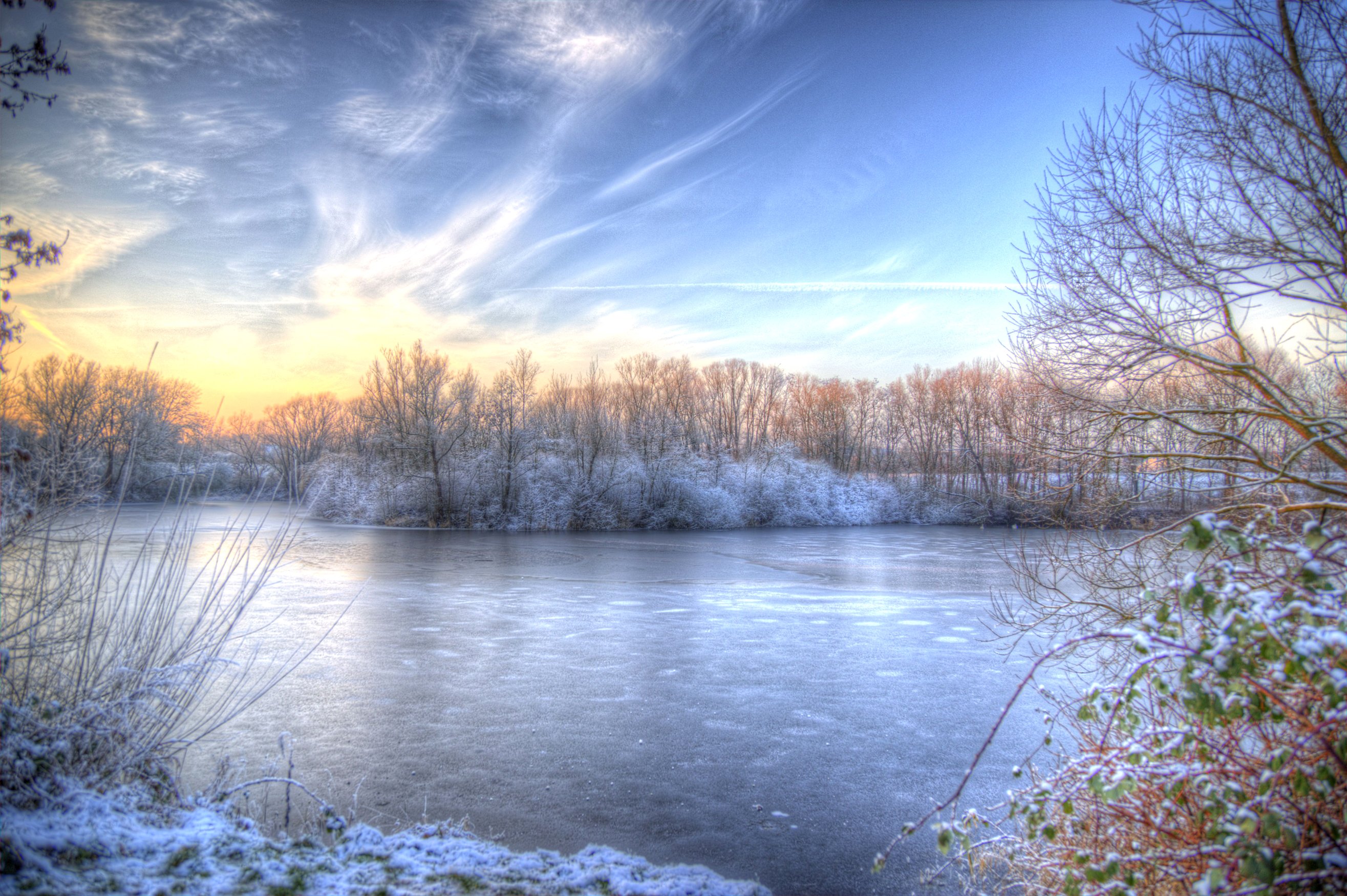 Волги изменяется в разные времена. Зимняя река. Зимний пейзаж с рекой. Река зимой. Зимний пруд.
