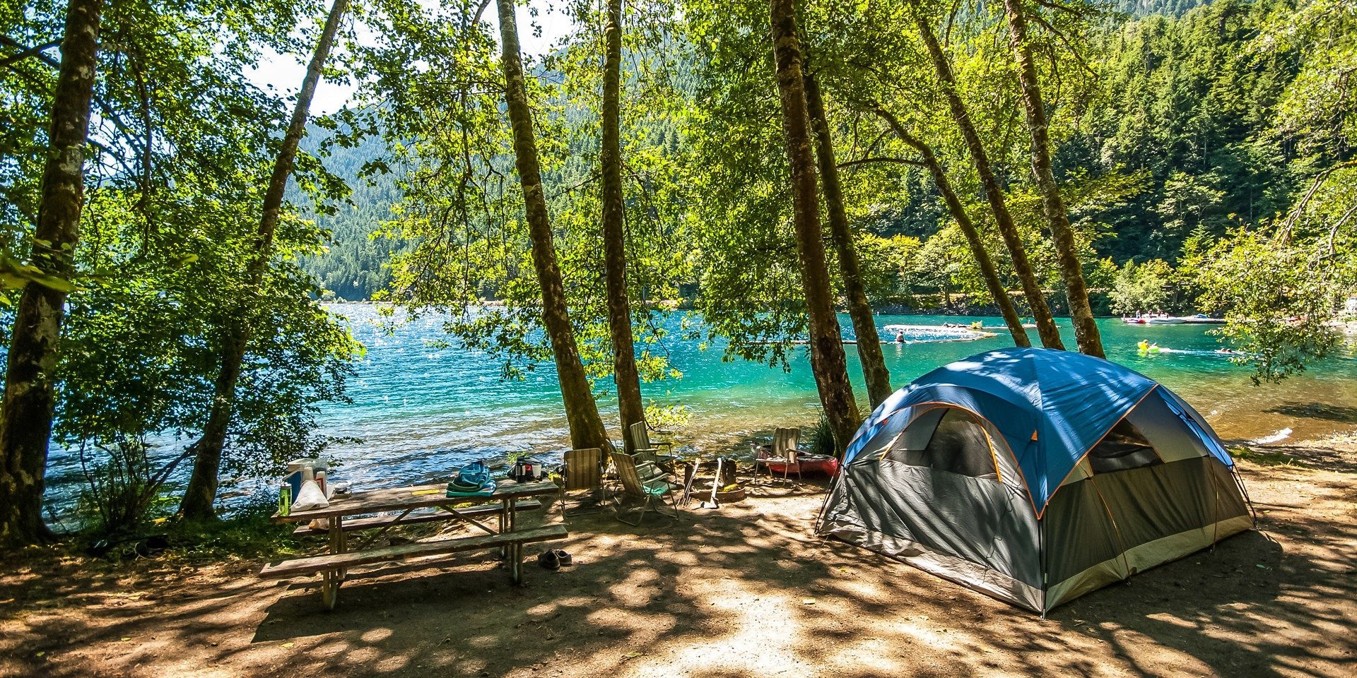 палатка у озера
