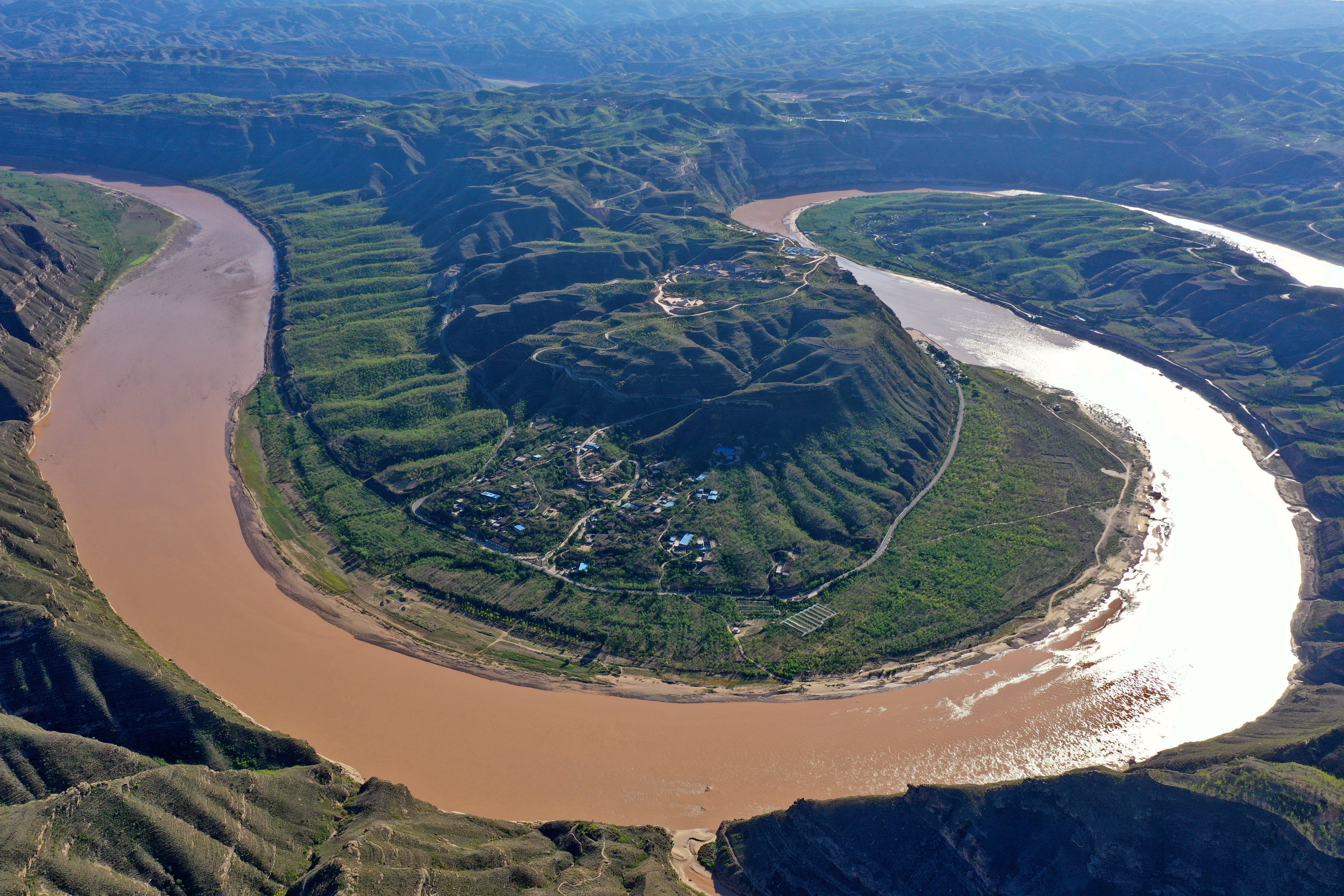 Какие крупные реки в китае. Долина реки Хуанхэ. Лёссовое плато Хуанхэ. Бассейн реки Хуанхэ. Китай река Хуанхэ.