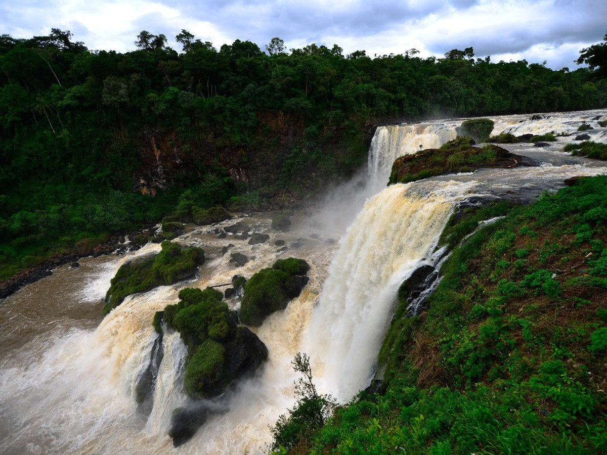 Парагвай это. Национальный парк Юбуцы в Парагвае. Водопад сальтос-дель-мондай. Сальтос-дель-мондай Парагвай. Парагвай река Парана.