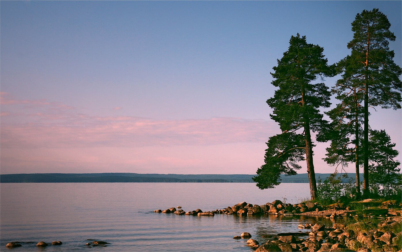 Онега онежское озеро. Озеро Онега Карелия. Берег Онежского озера Петрозаводск. Природа Карелии Онежское озеро.