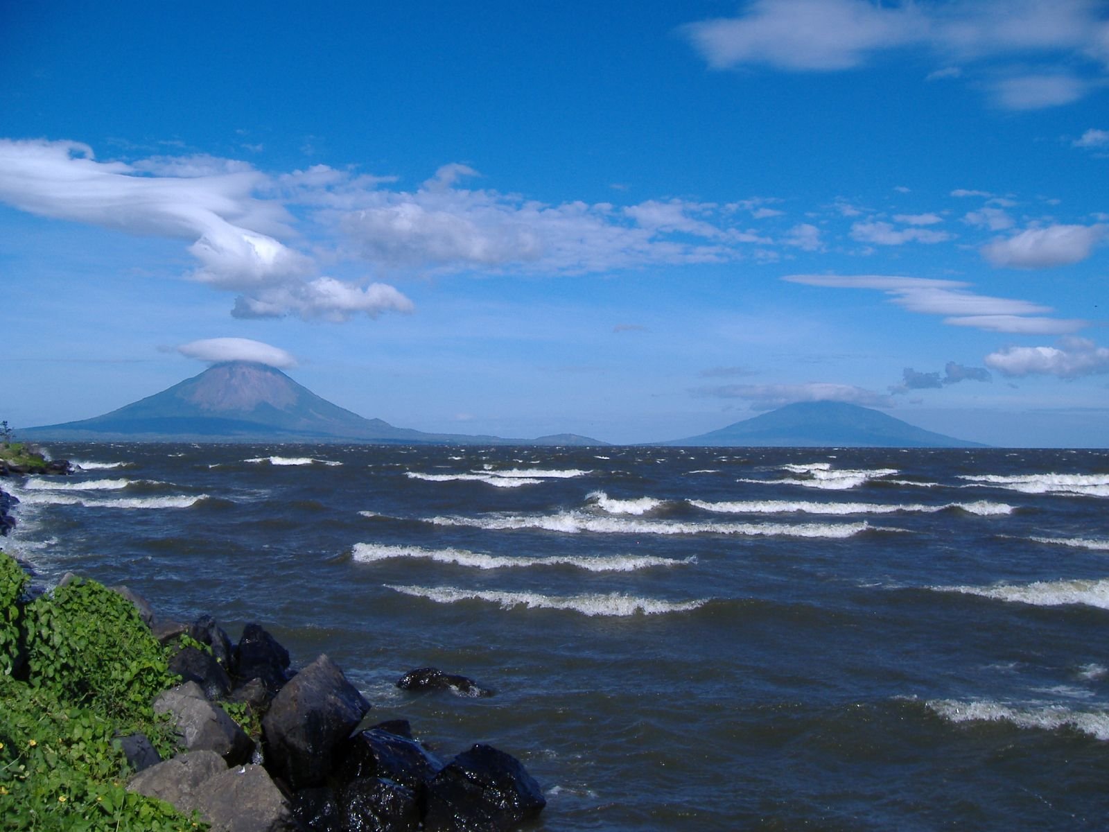 Пресноводное озеро в латинской америке. Никарагуа озеро Манагуа. Озеро Лаго де Никарагуа. Никарагуанское Нагорье. Озеро Манагуа Северная Америка.
