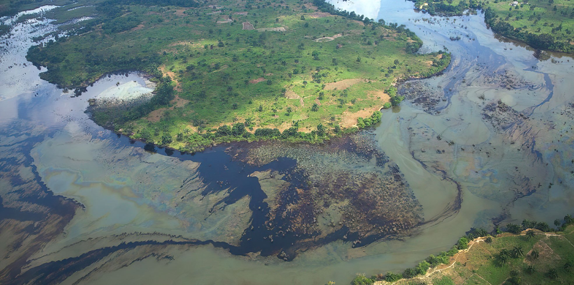 Реки и озера нигерии. Дельта реки нигер, Нигерия — разливы нефти.. Дельта реки нигер. Река нигер в Нигерии. Дельта реки нигер нефть.