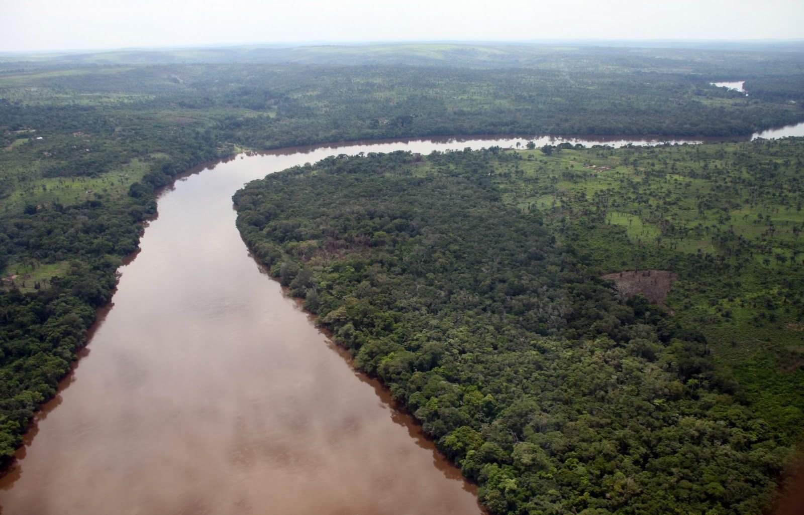 Полноводная река конго. Конго Заир река. Долина реки Конго. Река Конго в Африке. Самая глубокая река в мире Конго.
