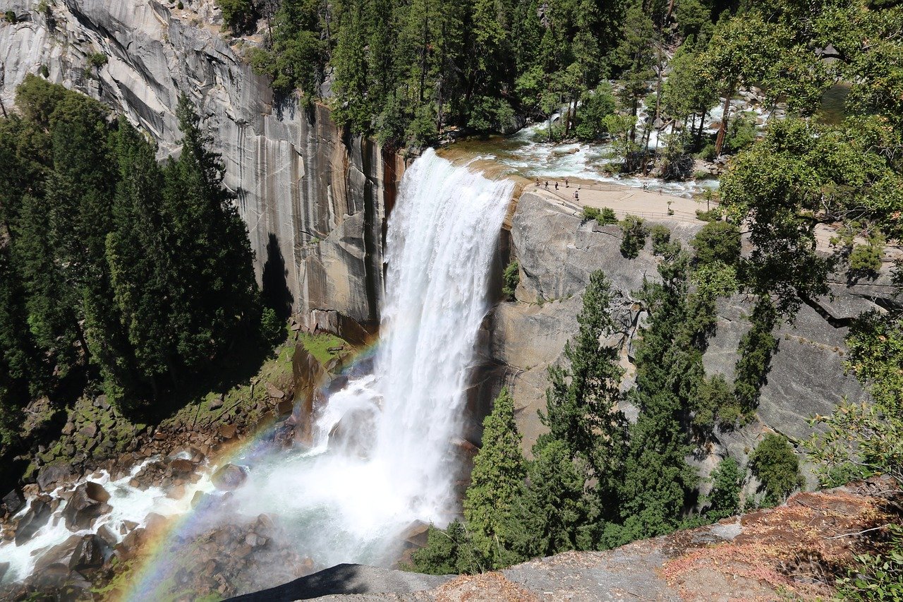 Водопад на средние. Водопад Йосемит в Северной Америке. Йосемити национальный парк водопады. Водопад Йосемити, Калифорния. : Верхний Йосемитский водопад.