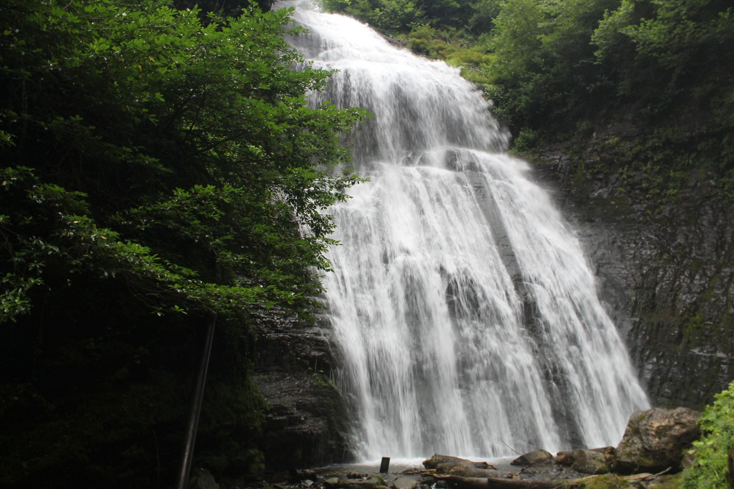Водопады стоимость. Акармарский водопад Абхазия. Водопад великан в Абхазии. Ткуарчал Абхазия водопады. Водопад Святой Абхазия Ткуарчал.