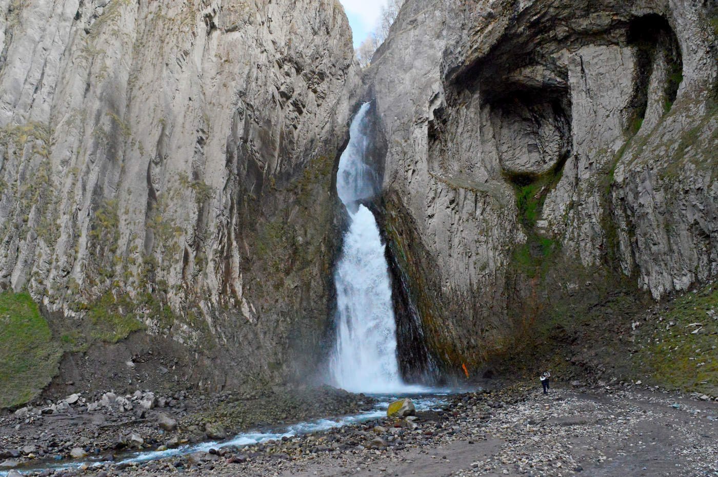 Джилы су балкария. Каракая Су водопад. Водопад Джилы Су. Водопад Каракая Су Кабардино-Балкария.