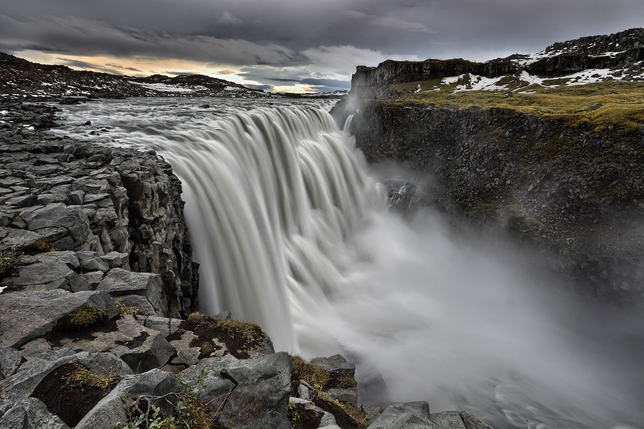 Могучие водопады. Деттифосс Исландия. Водопад Деттифосс. Исландский водопад Деттифосс. Водопад Деттифосс Прометей.
