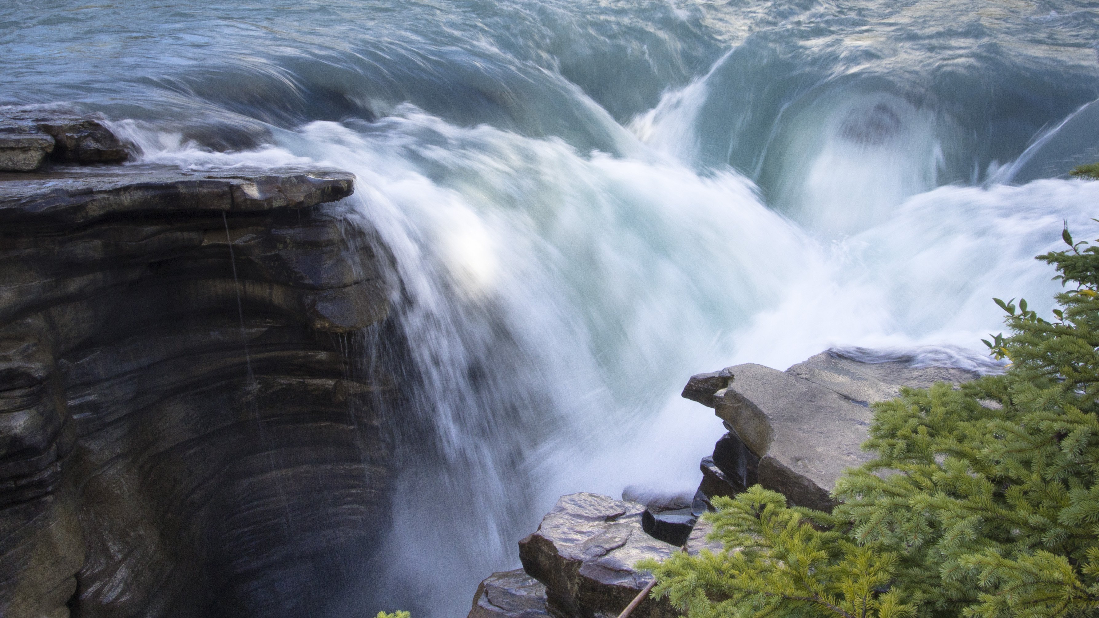 Падающие водопады. Большой Адегойский водопад. Водопад Рудольф. Мощь водопада. Брызги водопада.