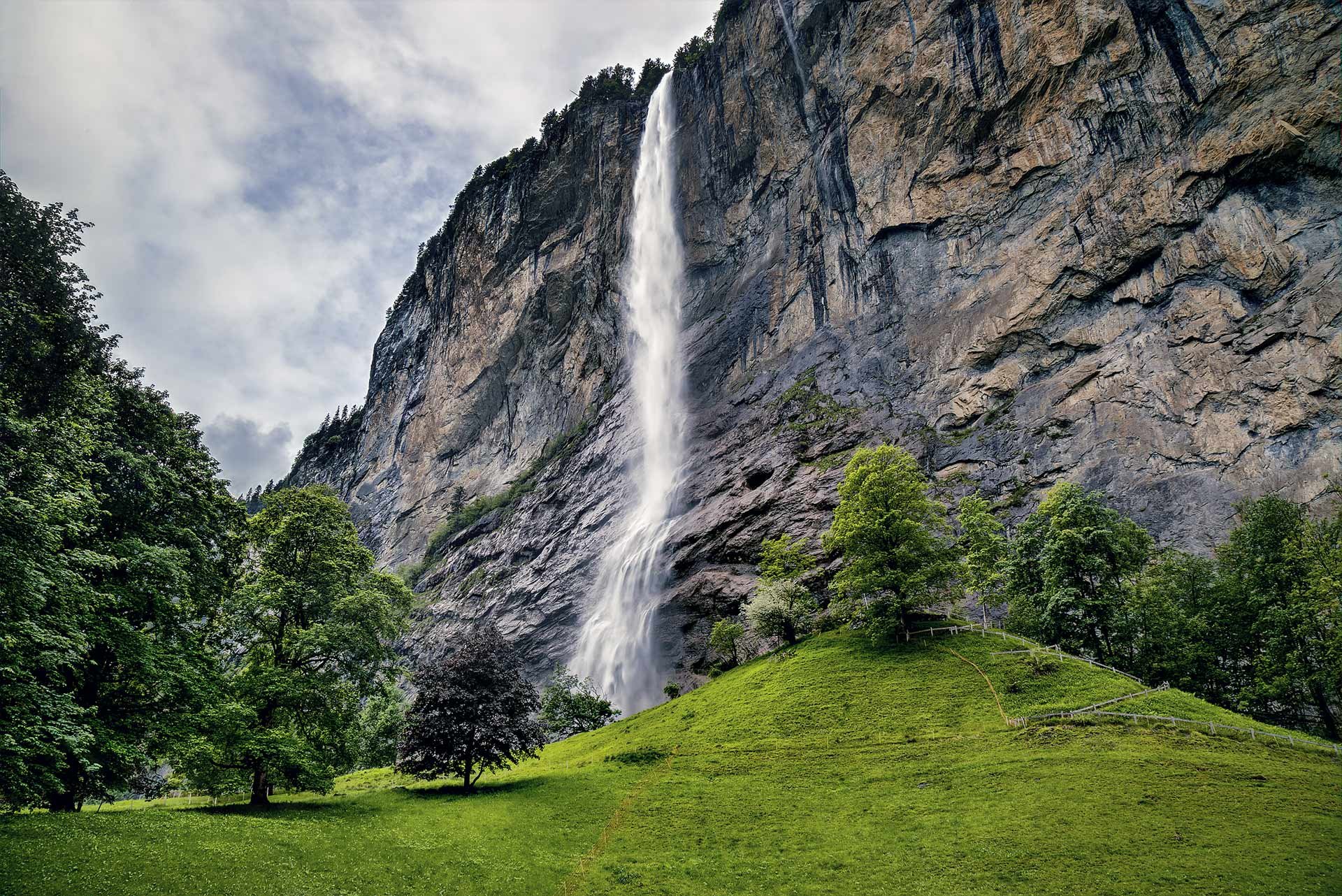 Альпийский водопад. Лаутербруннен водопад Штауббах. Швейцария водопад Лаутербруннен. Долина водопадов Швейцария Лаутербруннен. Штауббах Швейцария.