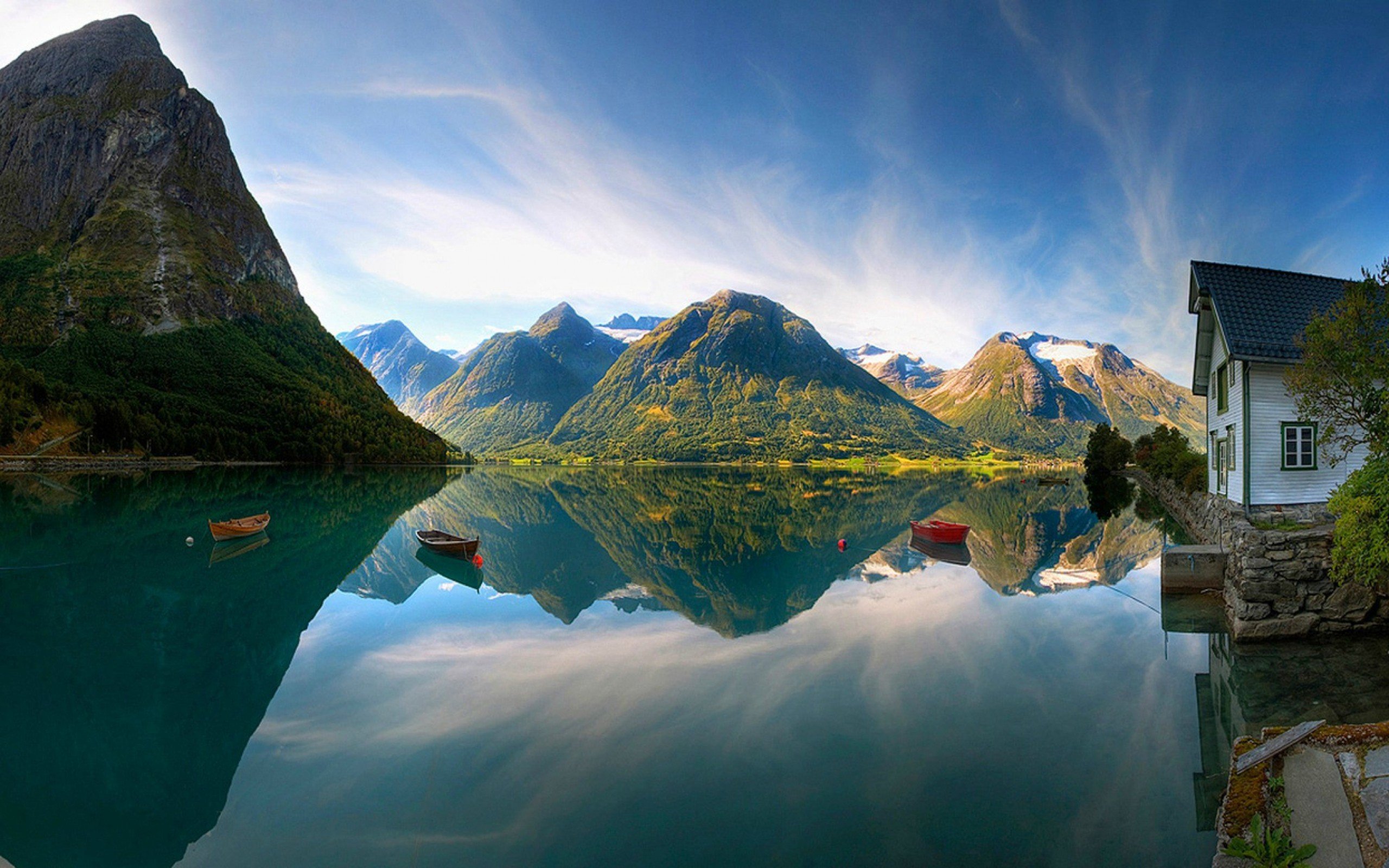 The mountains in are beautiful. Фьорды Норвегии. Фьорд Норвегия 1920*1080. Озеро в Норвегии Фьорд. Маунтин-Лейкс.