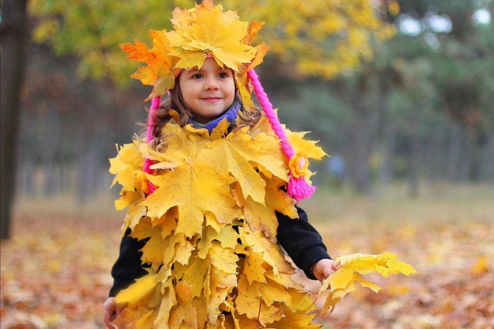 Платье из желтых кленовых листьев (35 фото)
