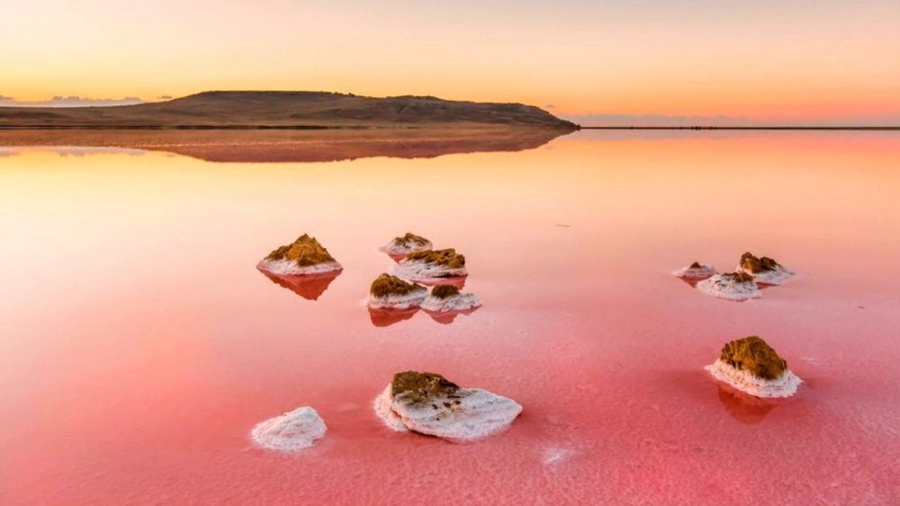 Соленое розовое озеро Кояшское