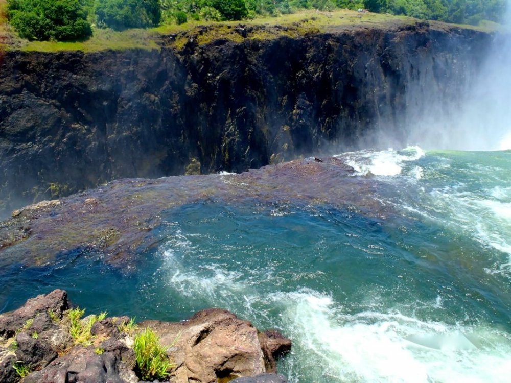 Водопад Виктория купание