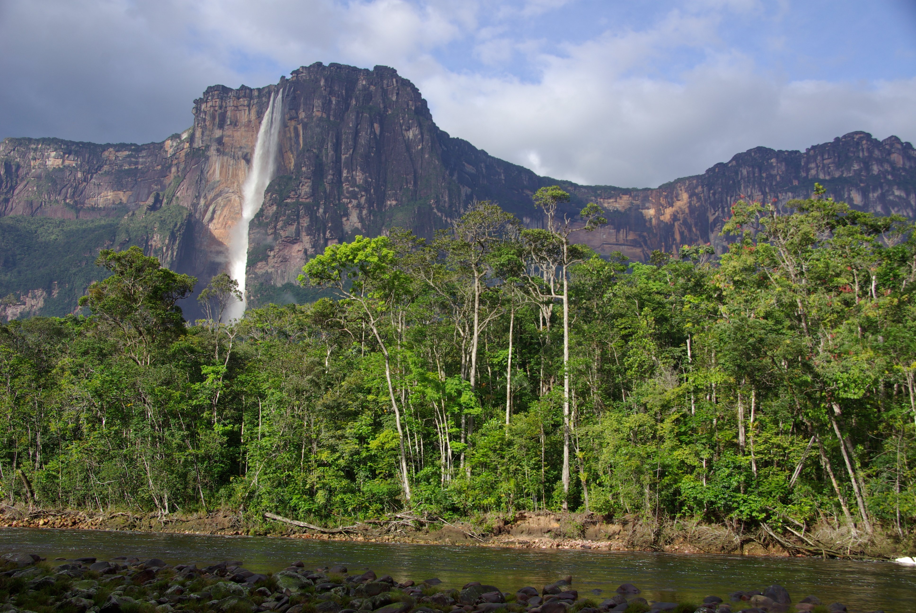 Самый высокий водопад гвианском плоскогорье. Канайма Венесуэла. Парк Канайма в Венесуэле. Водопад Анхель в Южной Америке. Парк Канайма Южная Америка.