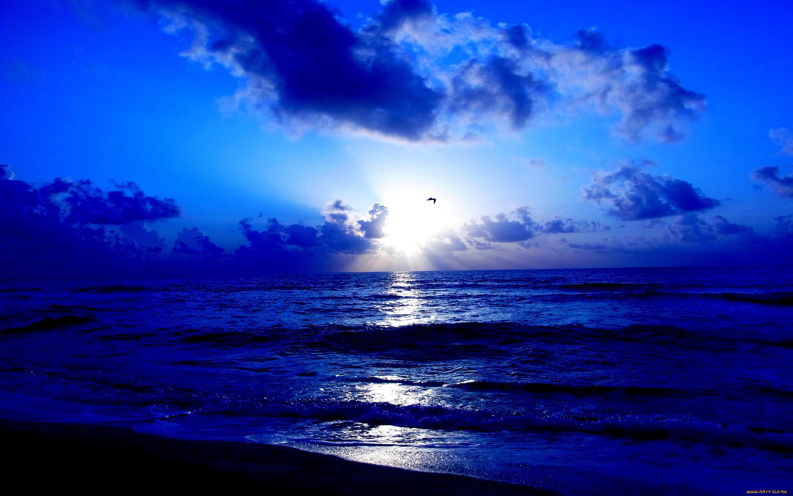 И без него небо синее мама говорила. Синий закат. Синее море. Красивое синее море. Синий закат на море.