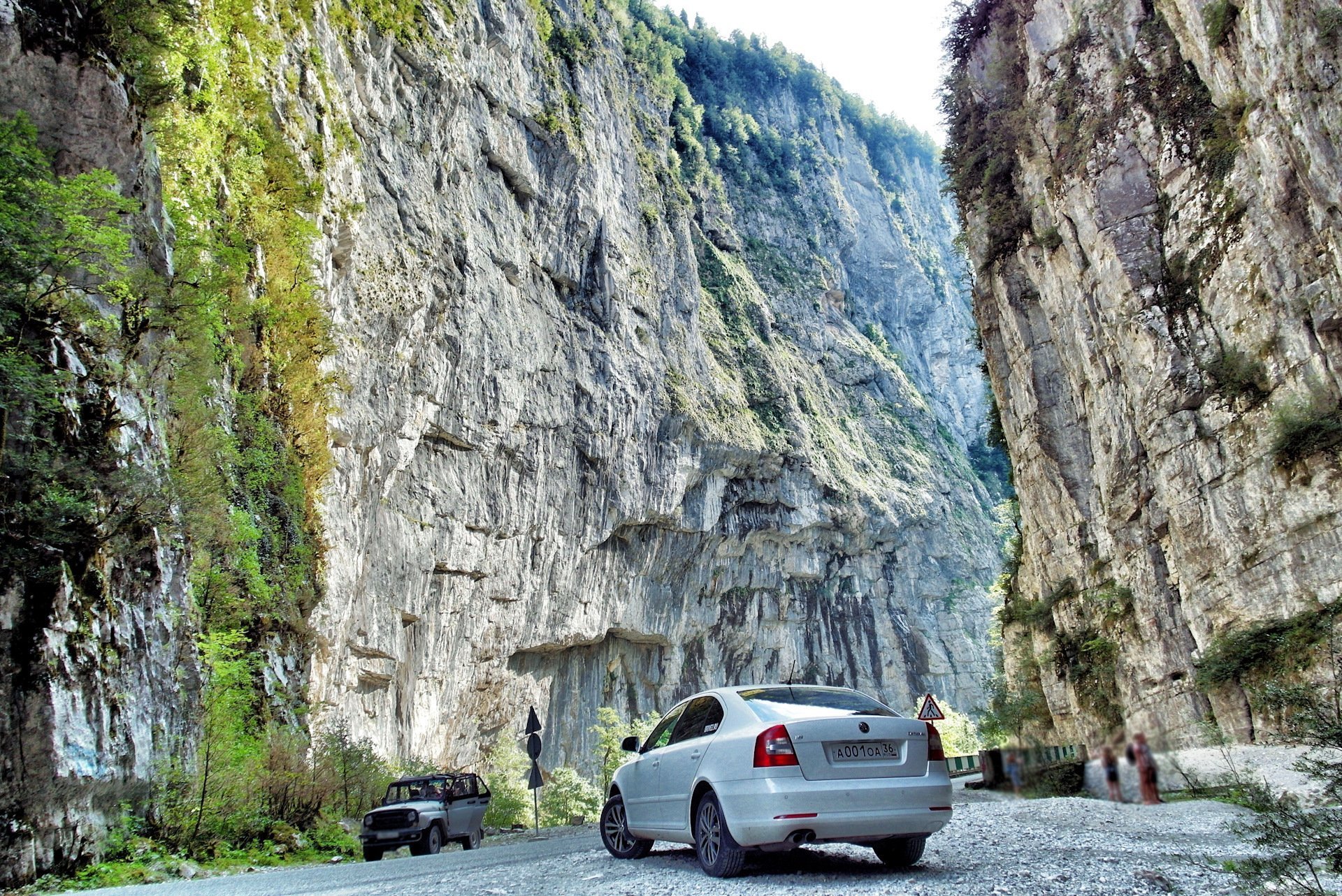 Абхазская дорога. Юпшарский каньон Абхазия. Юпшарский каньон в Абхазии озеро Рица. Дорога на озеро Рица Абхазия. Голубое озеро Абхазия Юпшарский каньон.