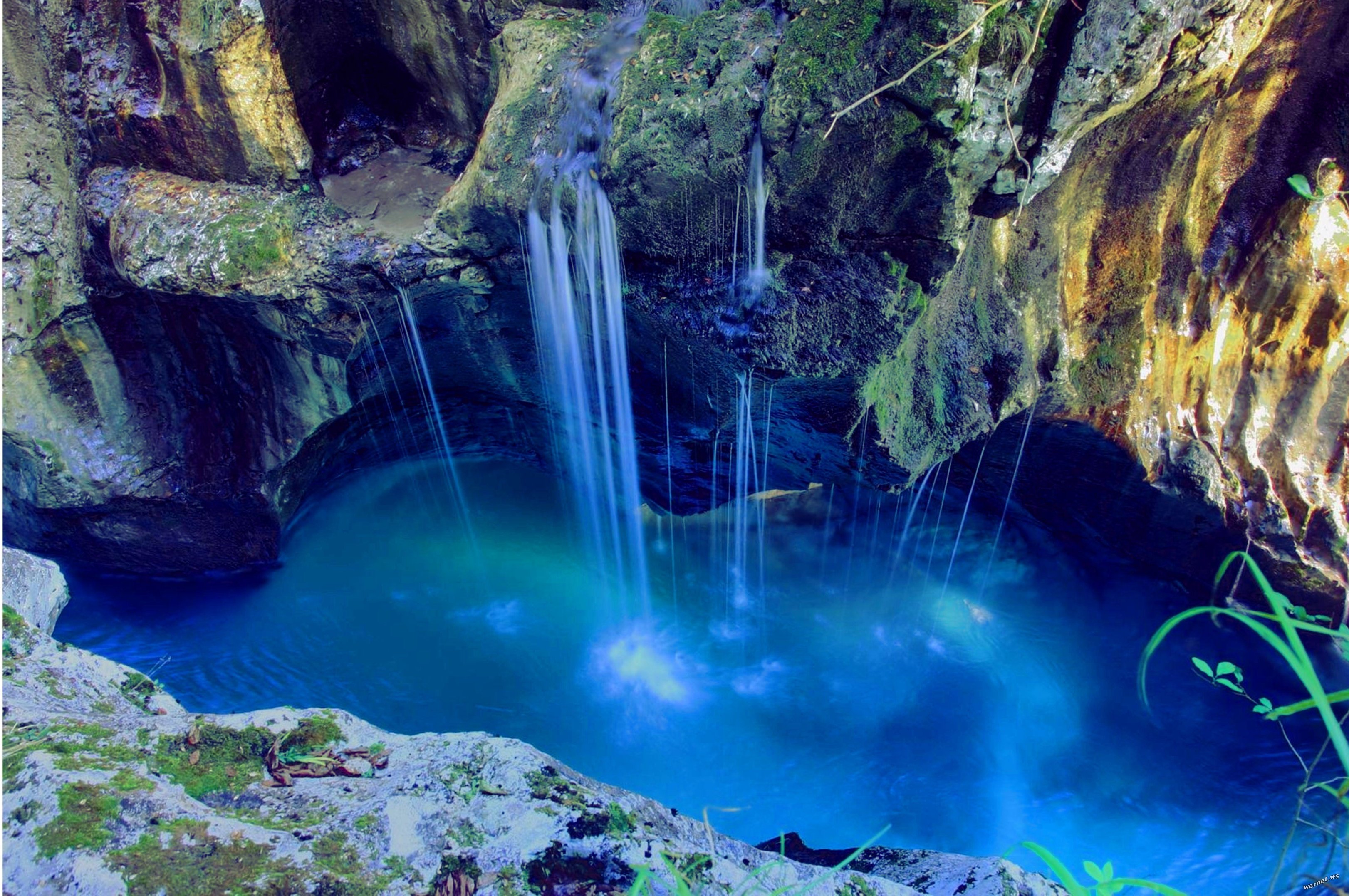 Водопады голубое озеро